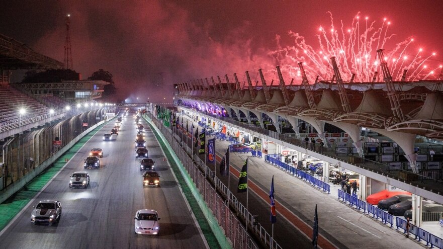 Ford comemora os 60 anos do Mustang com desfile histórico em Interlagos
