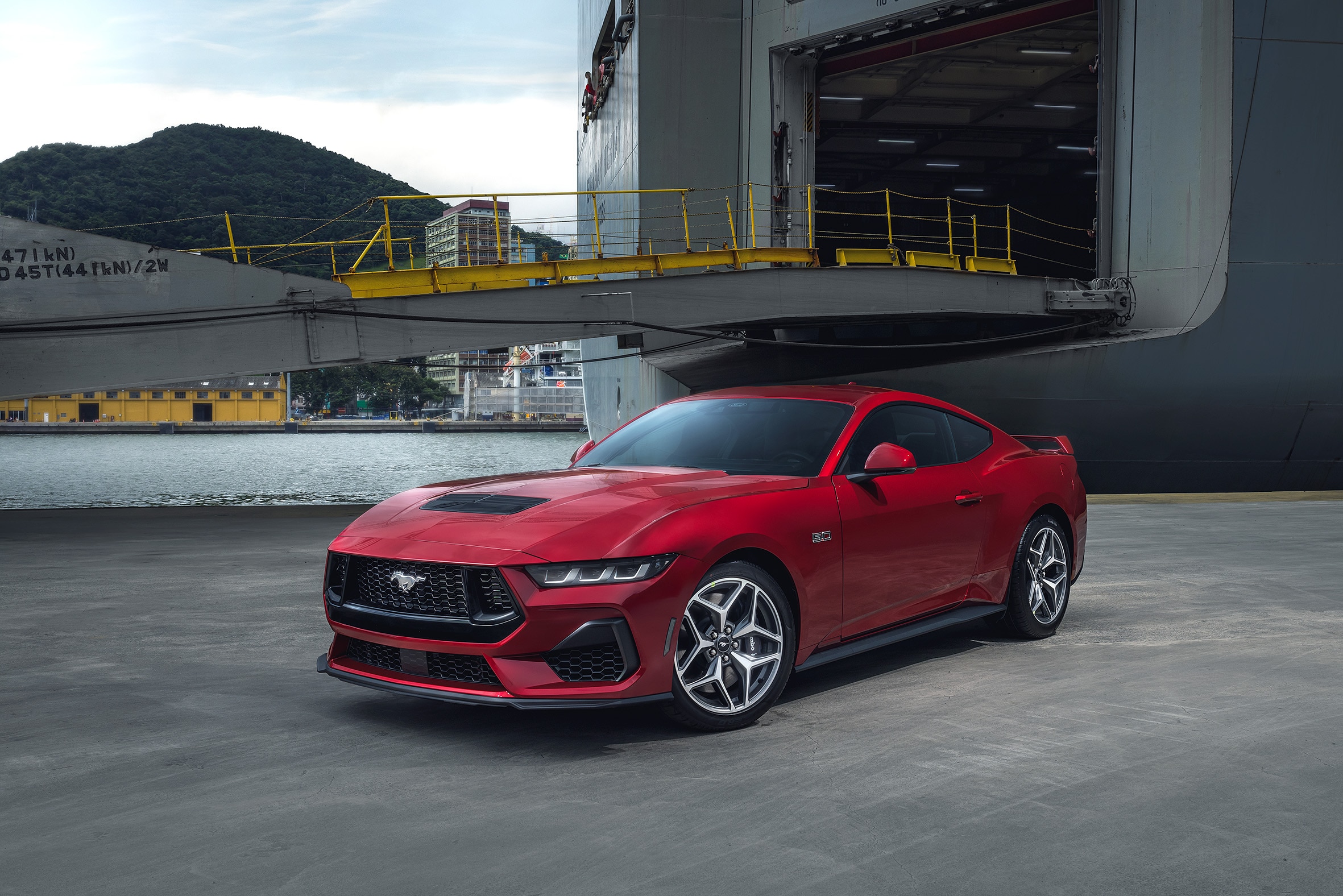 Mustang GT Premium vermelho no porto