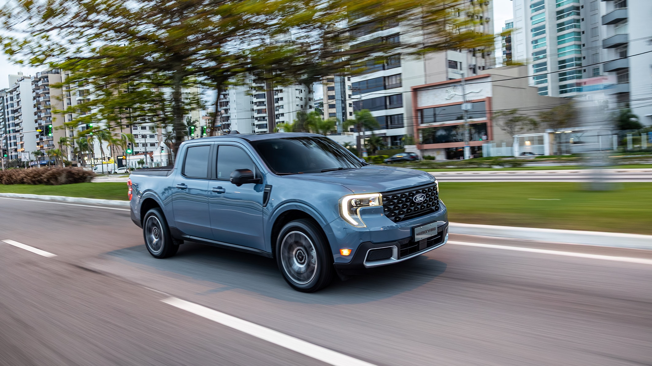 Ford Maverick Hybrid azul rodando em uma rua na cidade