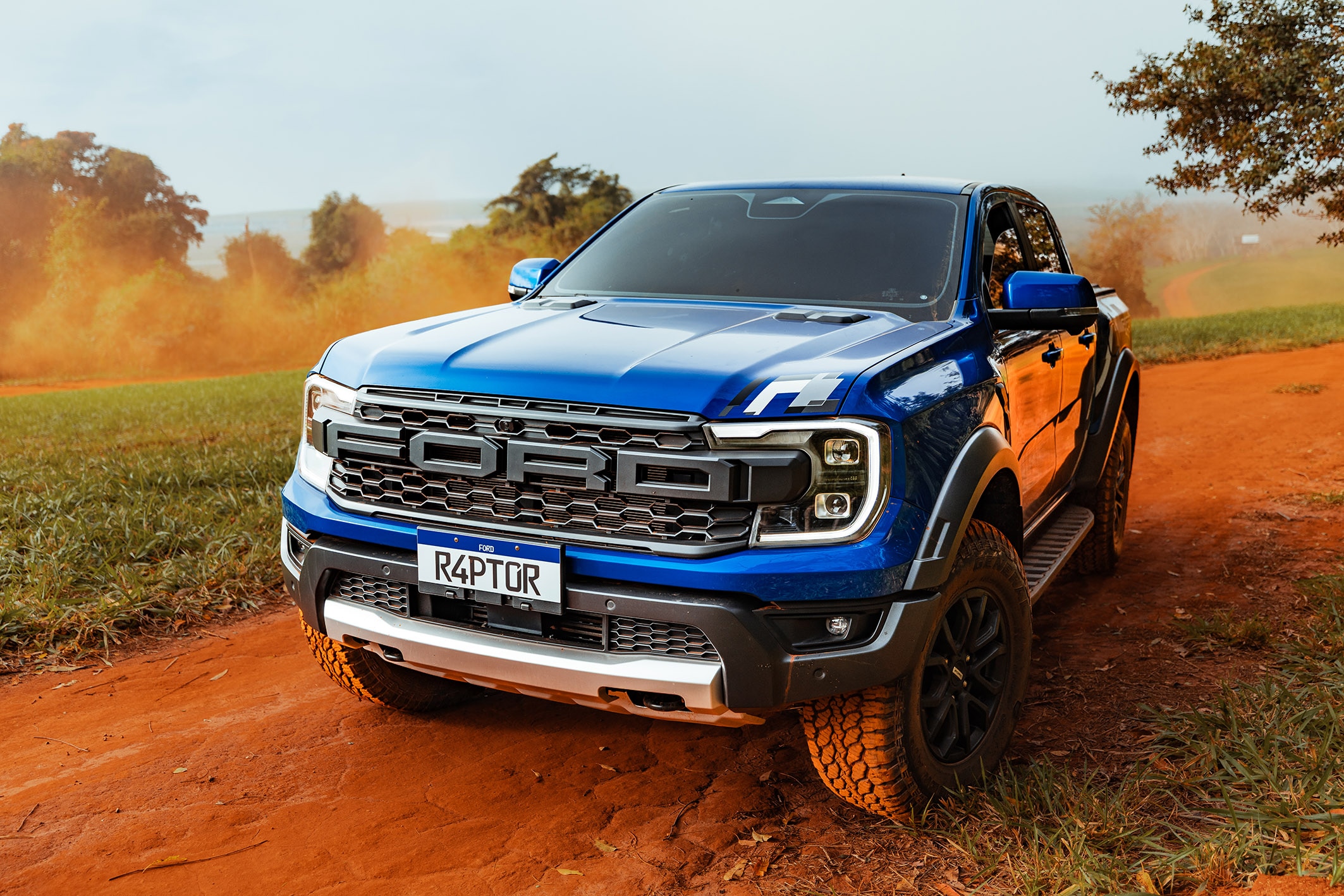 Ford Ranger Raptor azul em estrada de terra