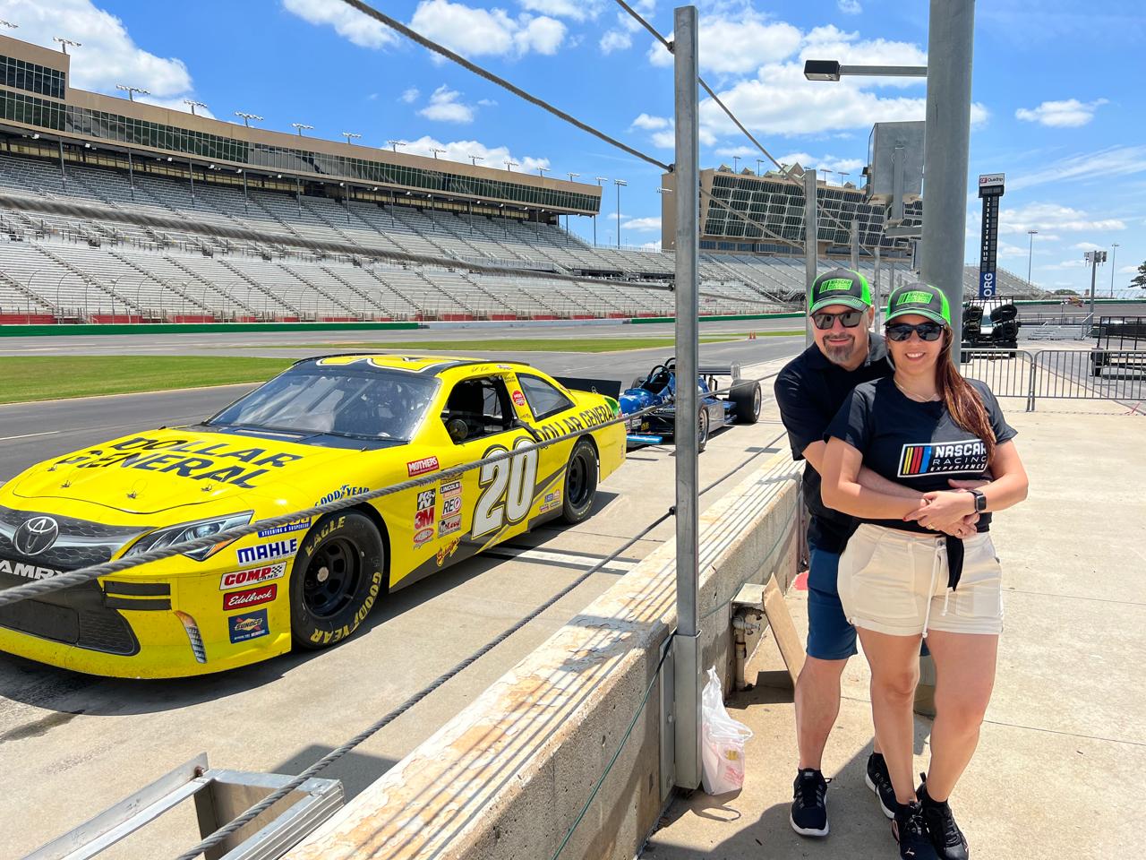 Angelica Cosentino e o marido na NASCAR