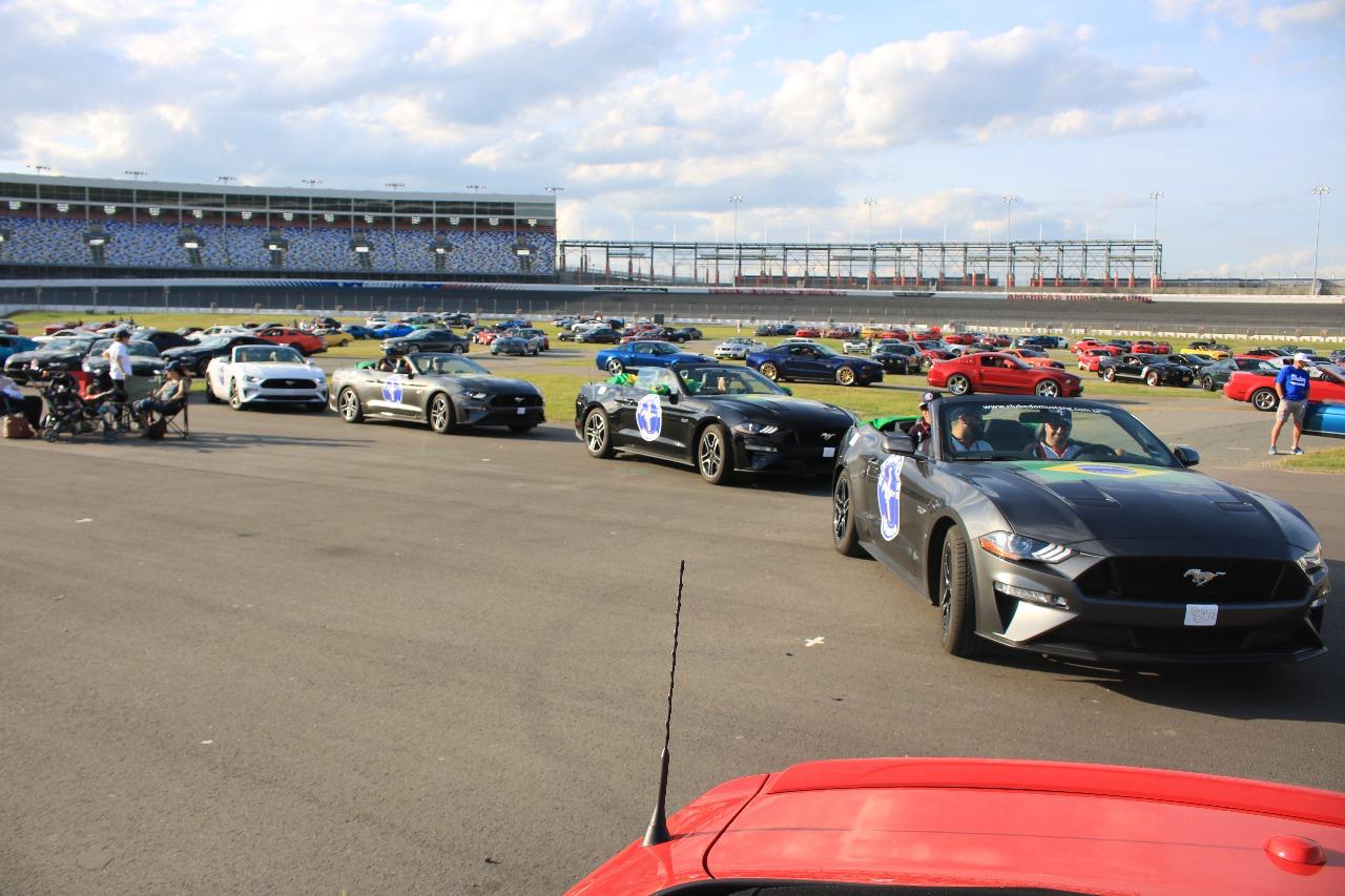 Desfile em comemoração aos 55 anos do Mustang no autódromo de Charlotte, nos Estados Unidos