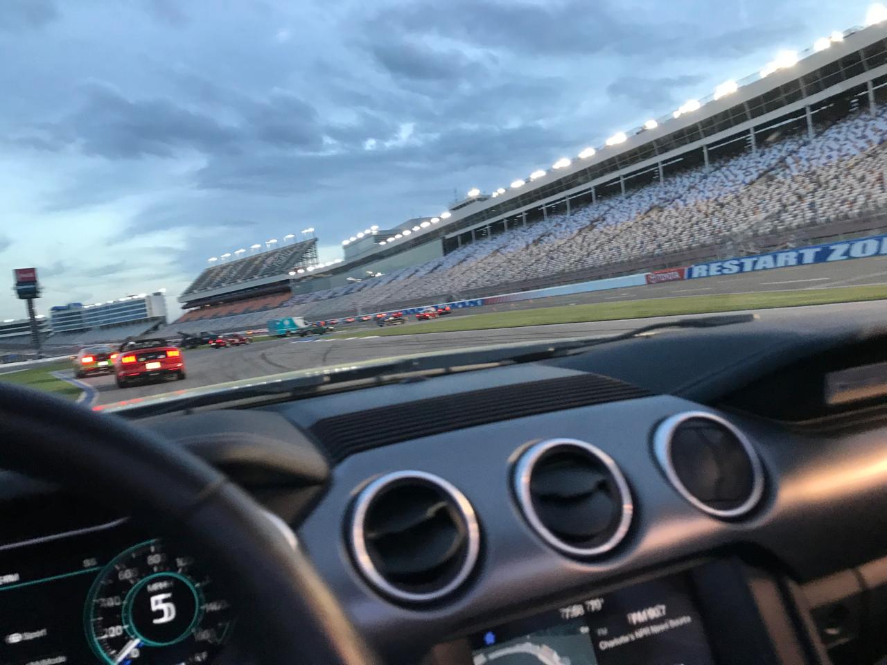 Desfile em comemoração aos 55 anos do Mustang no autódromo de Charlotte, nos Estados Unidos