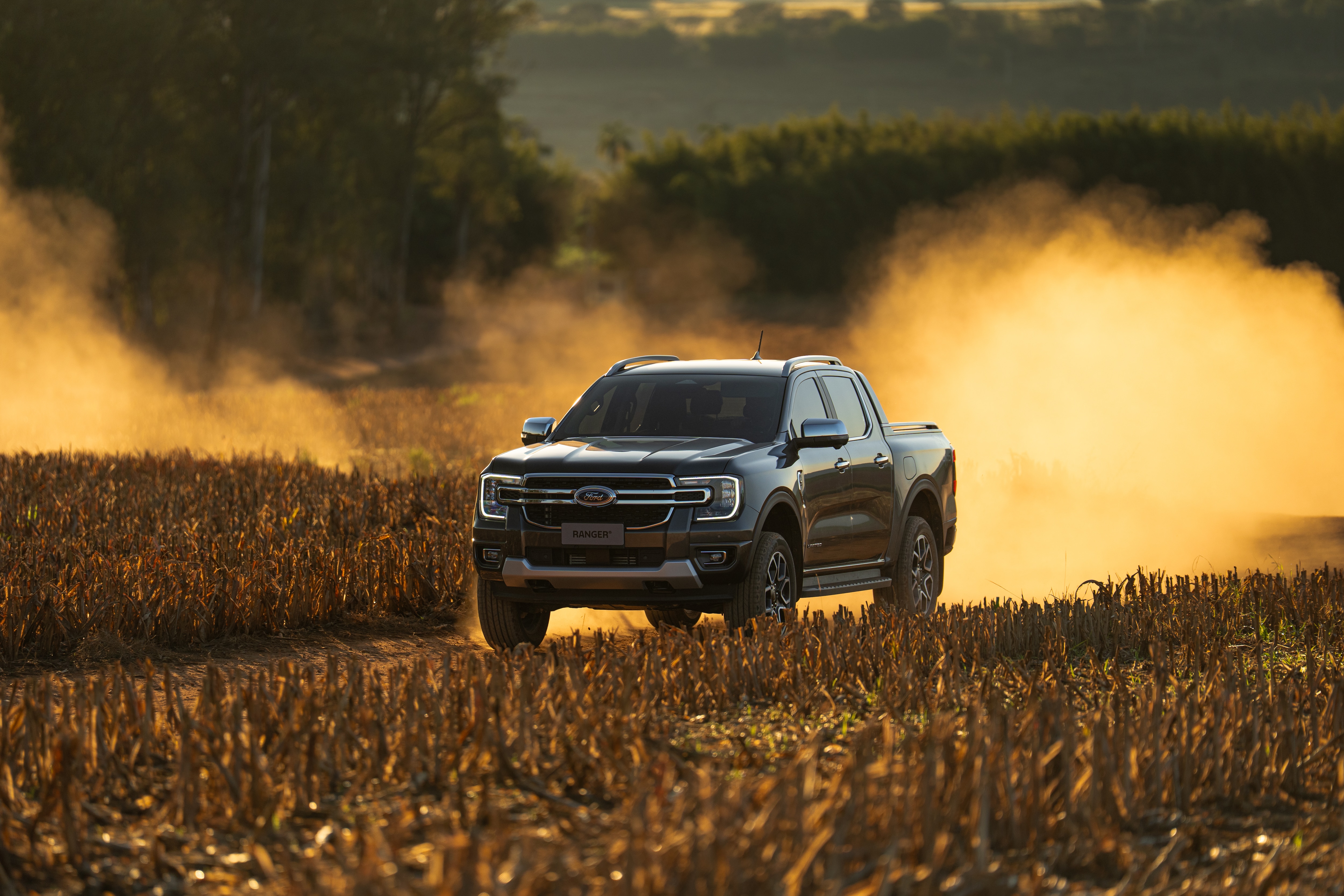 Ford Ranger Limited cinza em uma estrada de terra