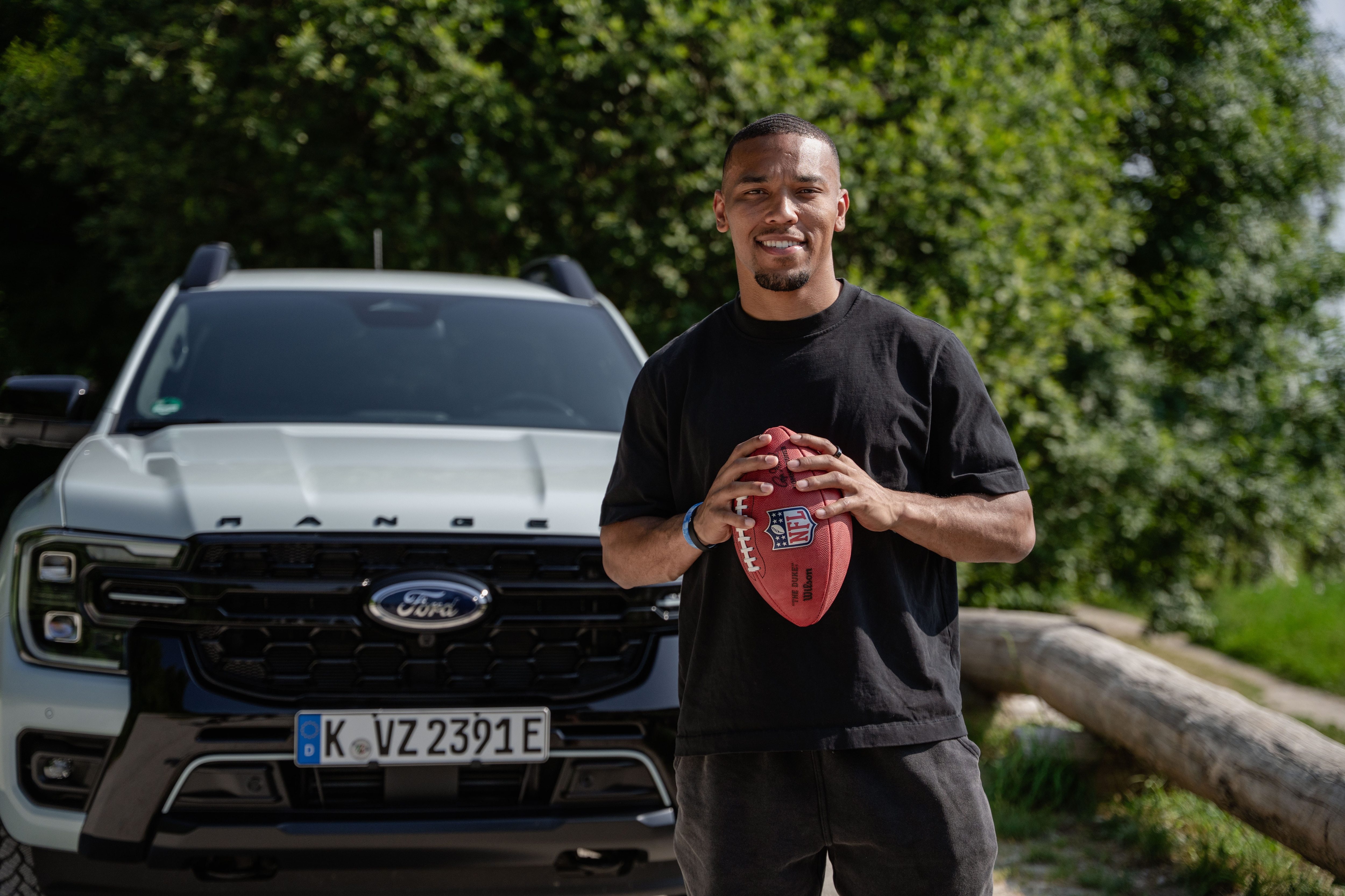 NFL-Spieler Amon-Ra St. Brown vor dem neuen Ford Ranger Plug-in-Hybrid