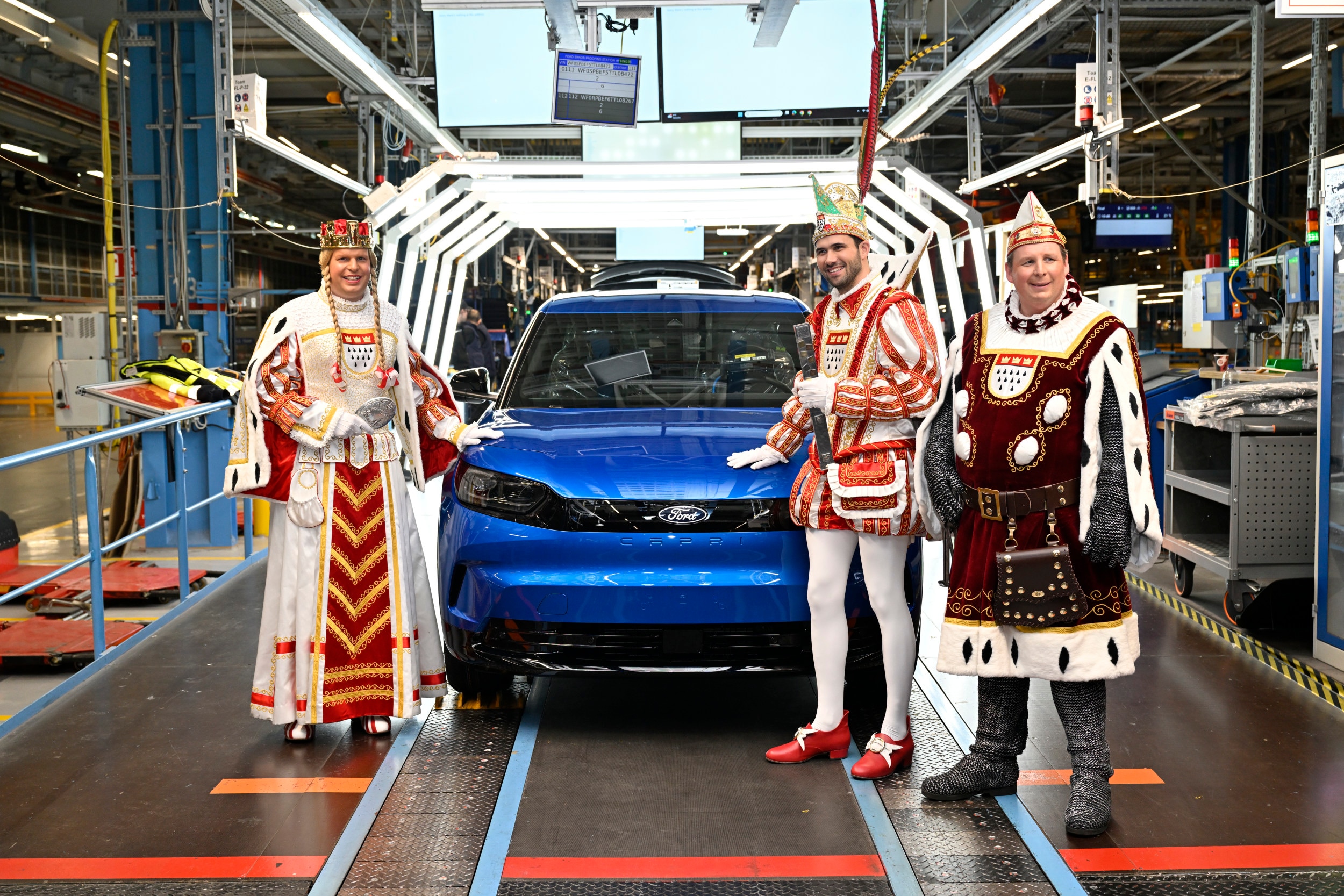 Das Kölner Dreigestirn 2026 bei Ford in Köln-Niehl mit dem vollelektrischen Capri in der Produktionslinie