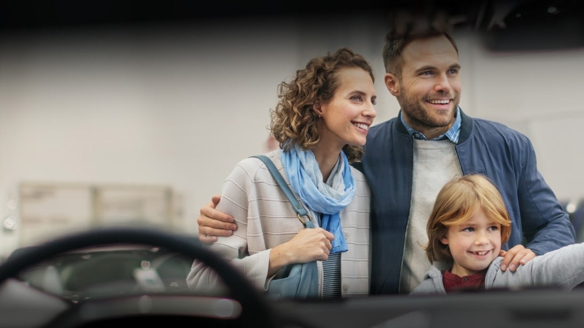 Familia feliz eligiendo coche para financiar