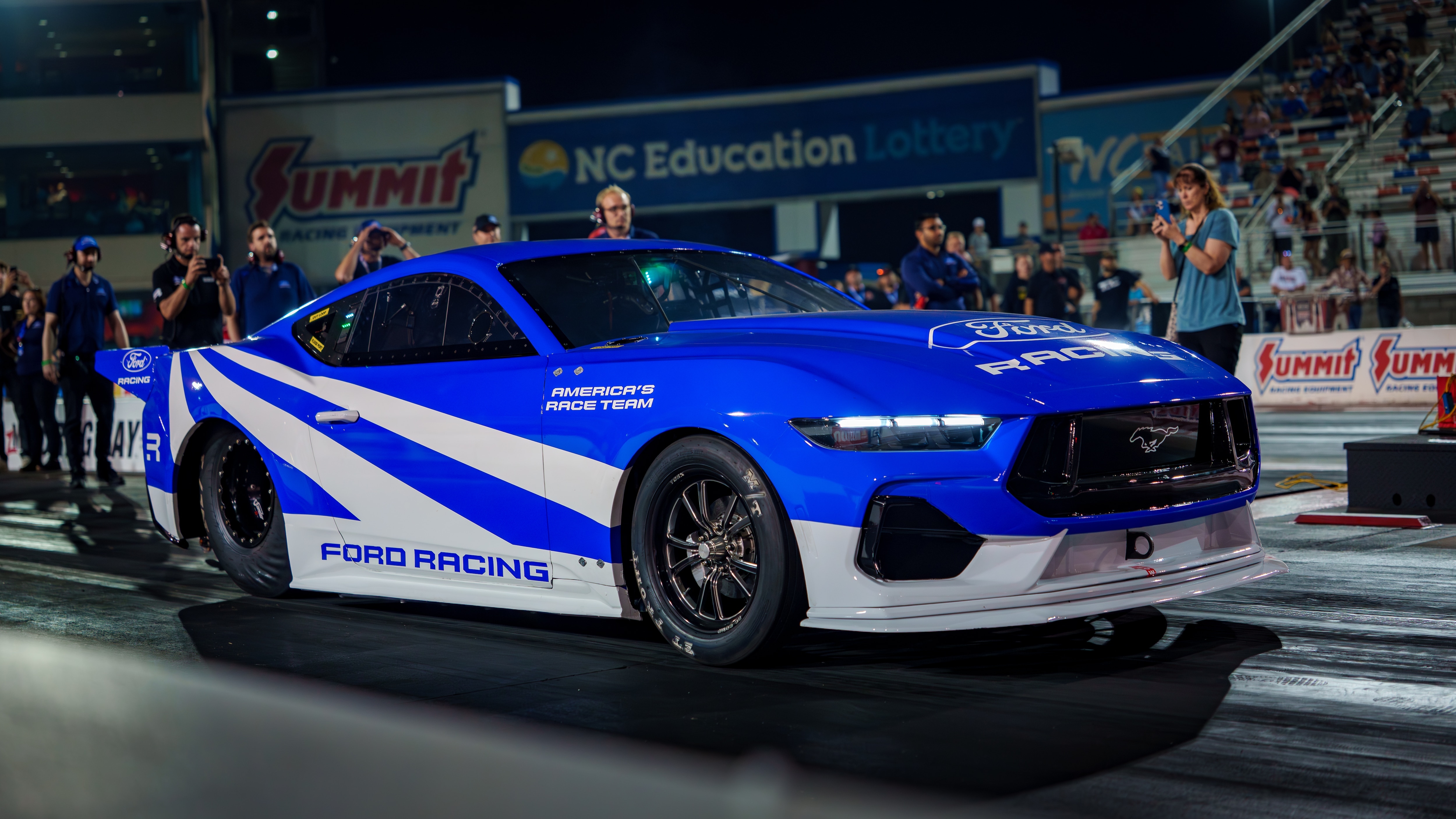 El Ford Racing Mustang Cobra Jet 2200 saliendo con fuerza en una tanda nocturna en zMAX