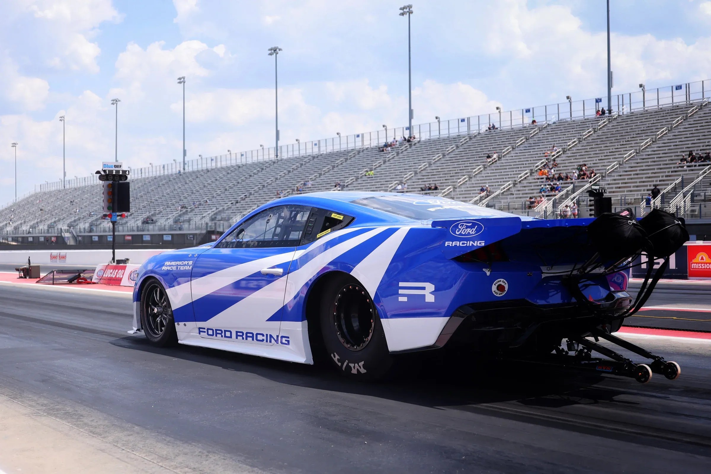 El Ford Racing Mustang Cobra Jet 2200 posicionándose en el zMAX Dragway