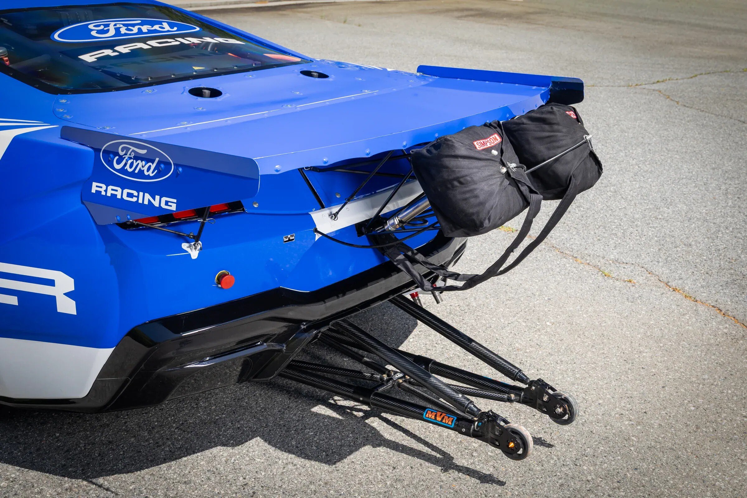 Vista trasera del Ford Racing Mustang Cobra Jet 2200 con barras "wheelie" y paracaídas