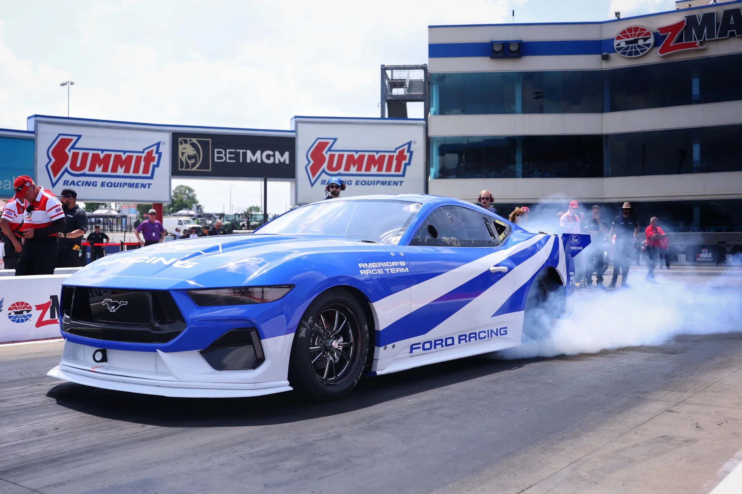 El Ford Racing Mustang Cobra Jet 2200 calentando neumáticos antes de una tanda