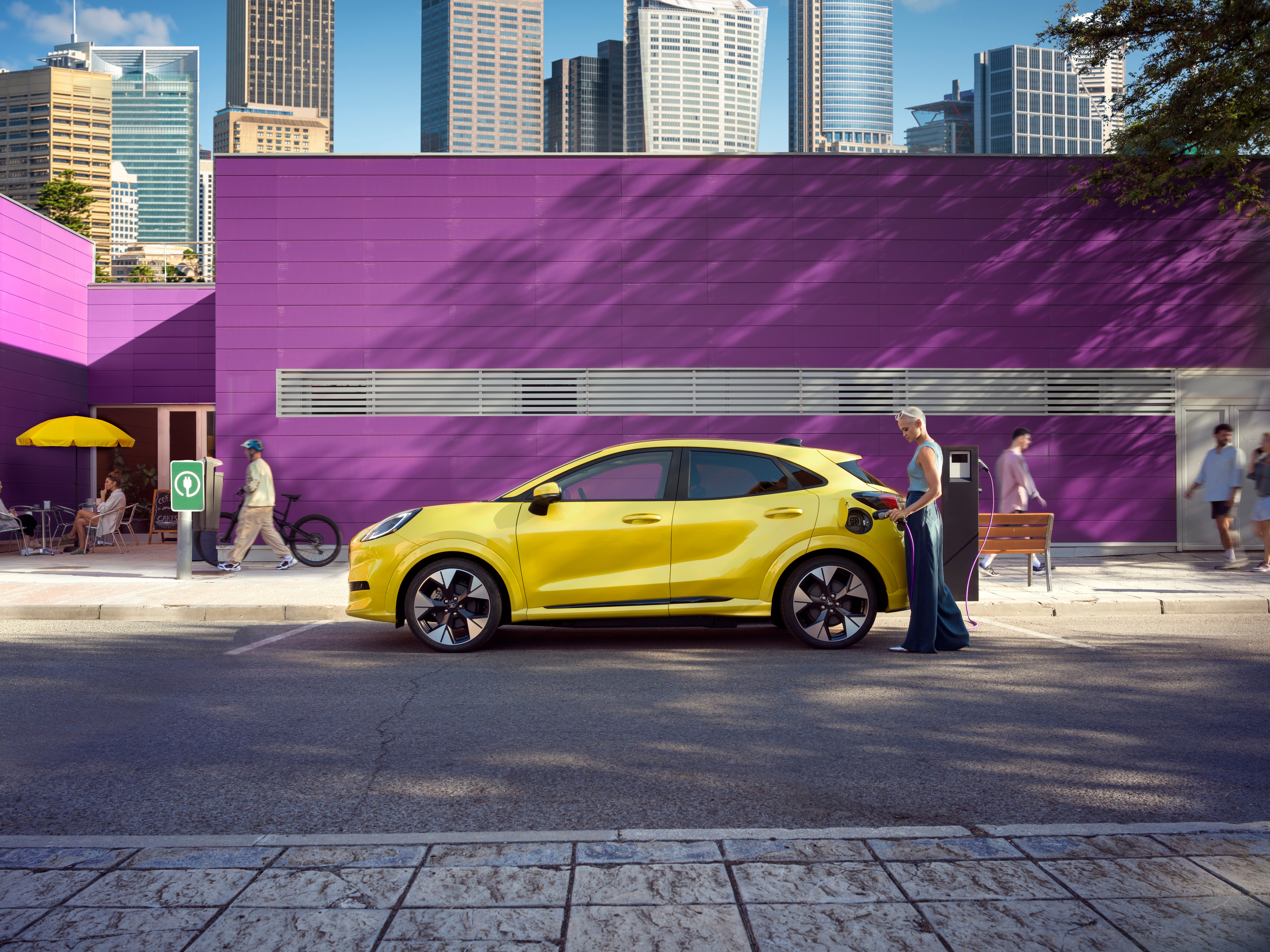 New Puma Gen-E takes Ford’s much-loved, best-selling car in Europe fully electric. This complements the EcoBoost Hybrid options giving Puma fans a range of powertrain choices Ford Puma Gen-E. LICENSE EXPIRES: 2027-12-02 - LICENSE BY: Makerhouse LICENSE SCOPE: B - All non-broadcast digital and online media. REGION: Europe COPYRIGHT AND IMAGE RIGHTS: This content is solely for editorial use and for providing individual users with information. Any storage in databases, or any distribution to third parties within the scope of commercial use, or for commercial use is permitted with written consent from Ford of Europe only.