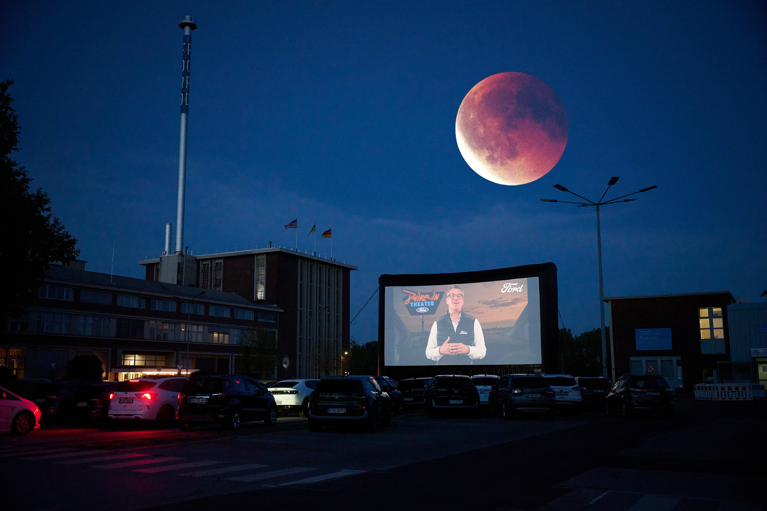 Blood moon above the drive-in cinema. License valid for earned editorial, press releases, press kits. All non-broadcast digital and online media Region: Global. This content is solely for editorial use and for providing individual users with information. Any storage in databases, or any distribution to third parties within the scope of commercial use, or for commercial use is permitted with written consent from Ford in Europe GmbH only. 