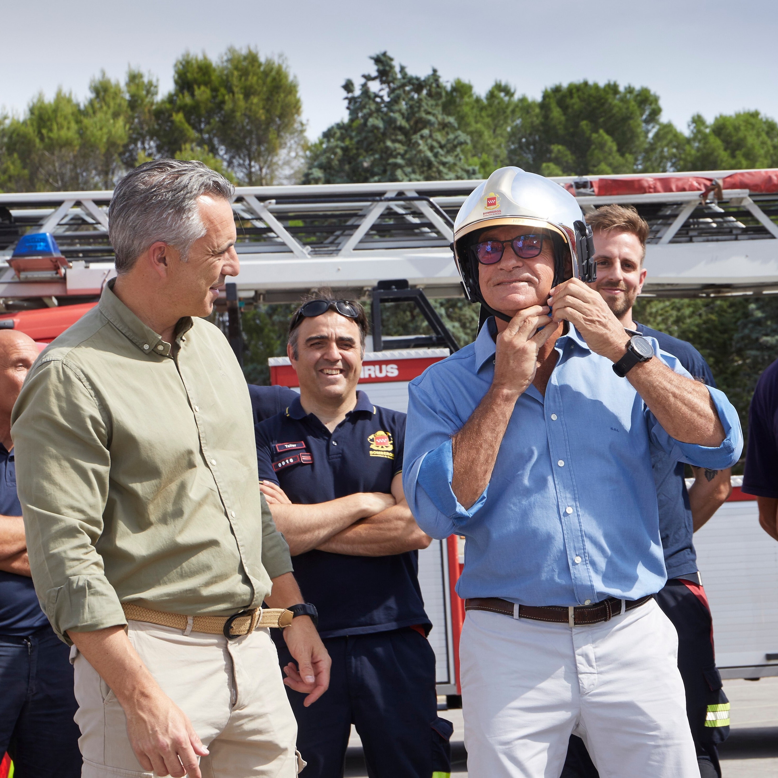 A moment of anticipation as rally ace Carlos Sainz prepares to share his driving expertise with the Madrid Fire Department