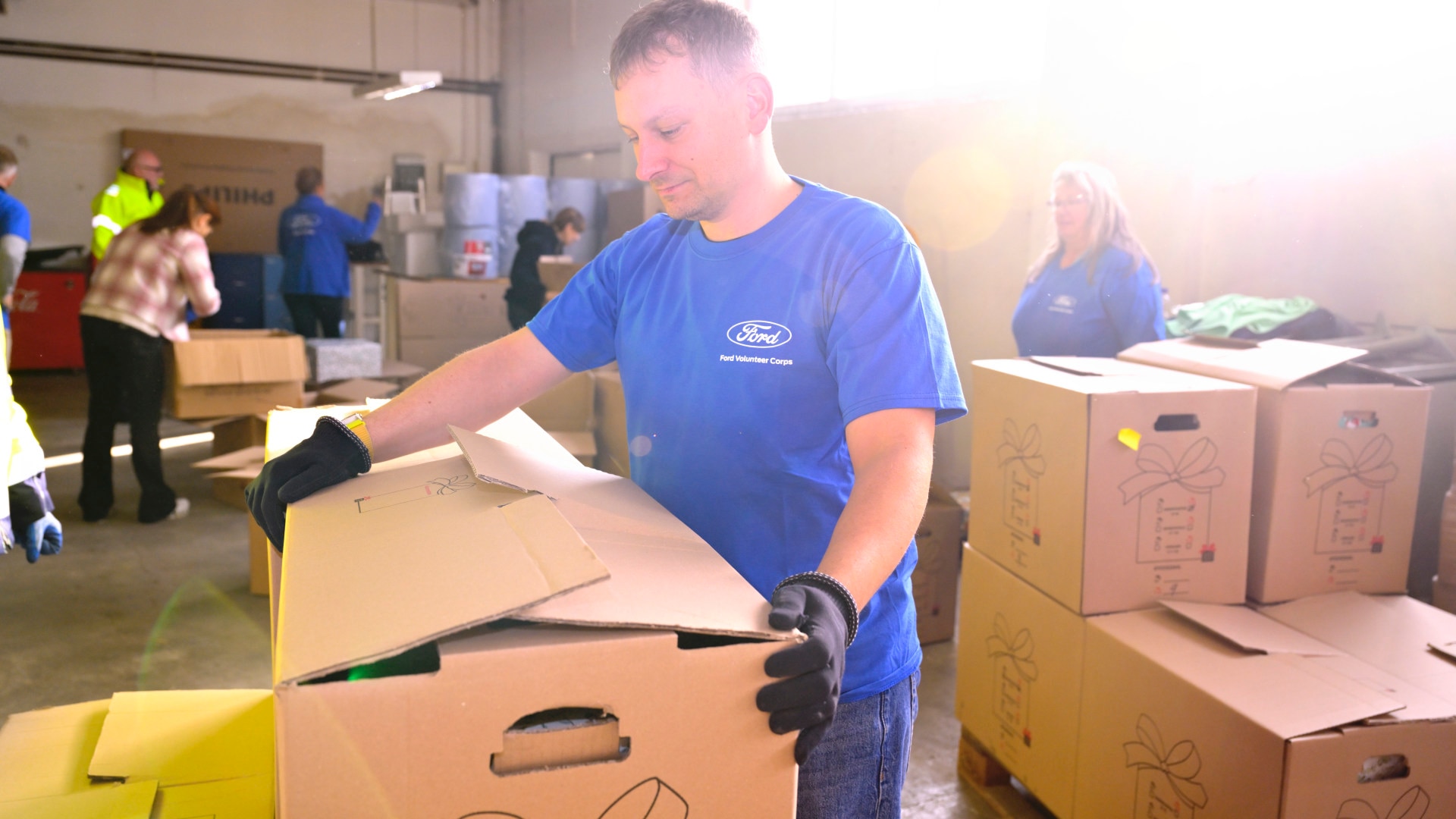 Ford volunteers loaded a Transit with 470 packages of presents destined for disadvantaged children as part of the Weihnachtspaeckchenkonvoi (Christmas package convoy) in 2025.