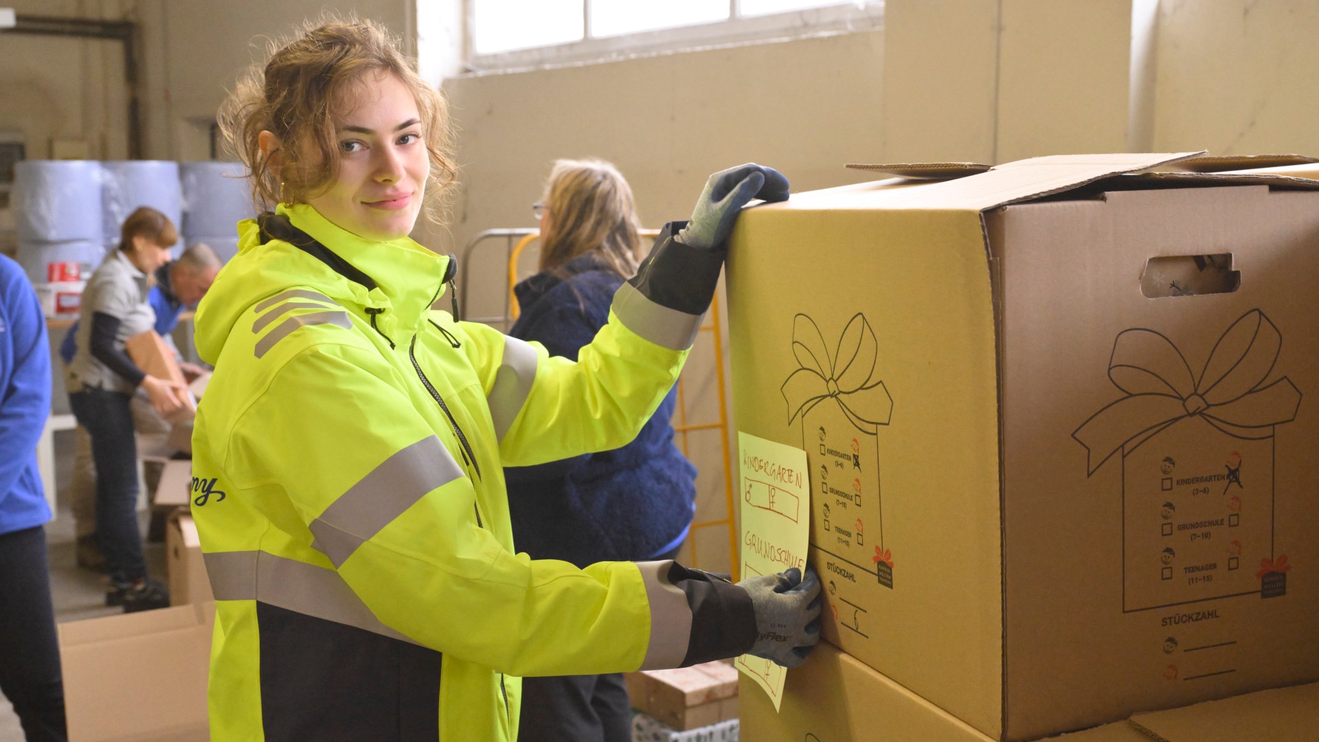 Ford volunteers loaded a Transit with 470 packages of presents destined for disadvantaged children as part of the Weihnachtspaeckchenkonvoi (Christmas package convoy) in 2025.