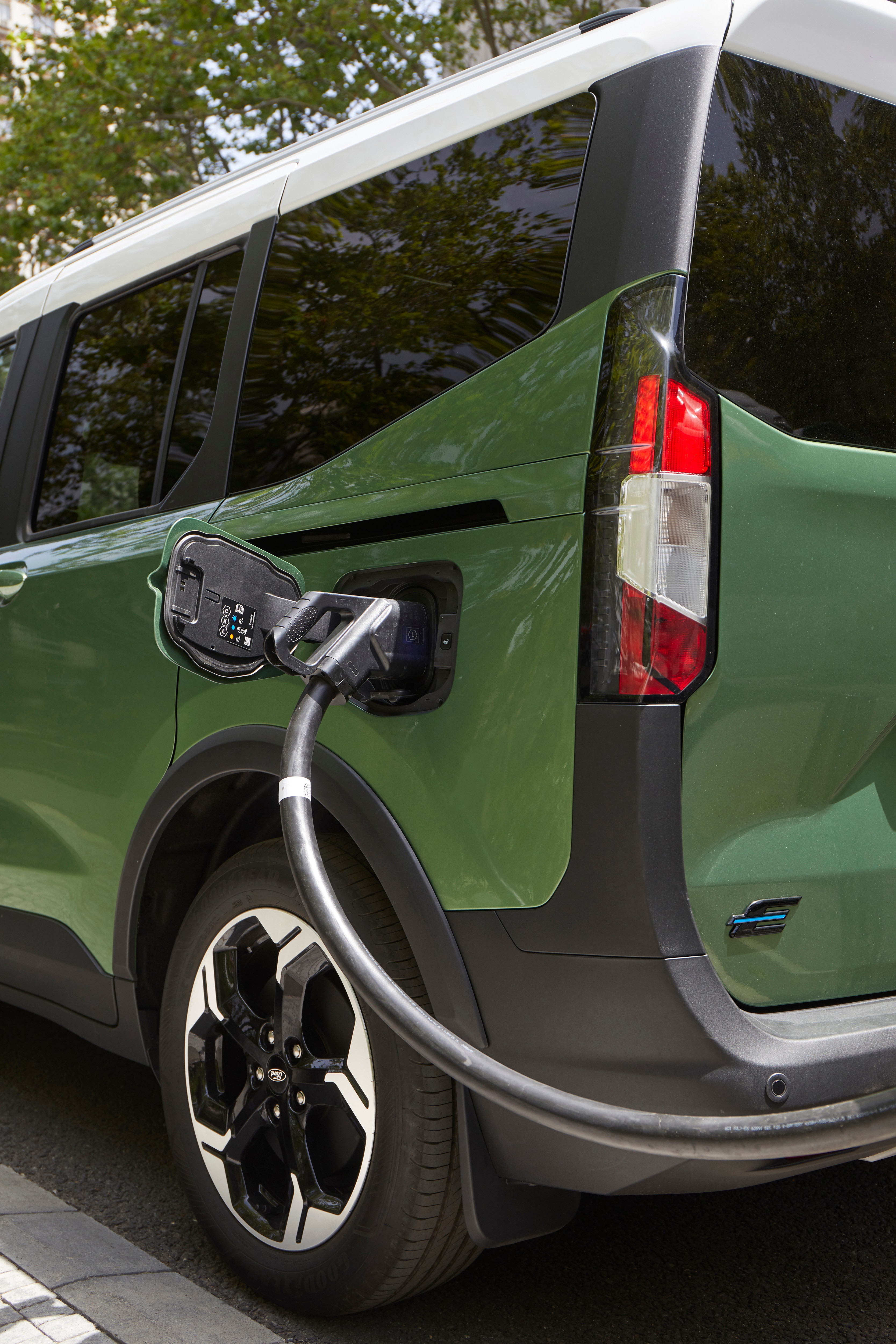 Ford E-Tourneo Courier charging
