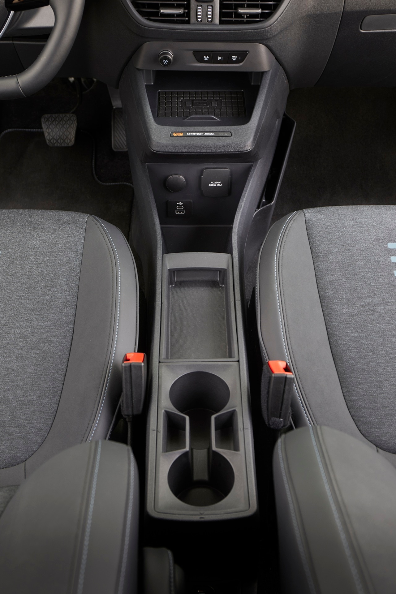 Configurable storage in Ford E-Tourneo Courier centre console