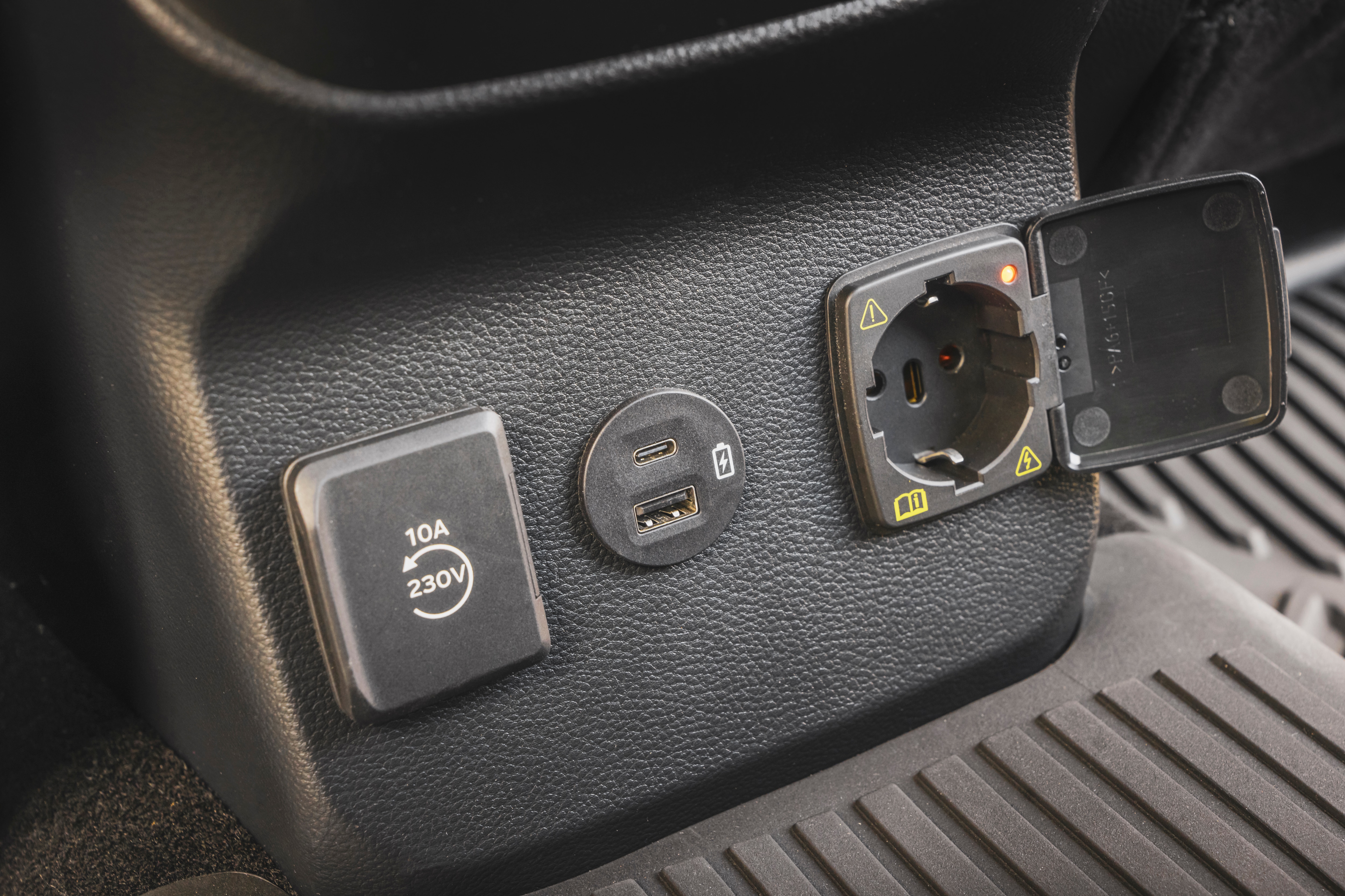 Pro Power Onboard is available in a choice of two power outputs – 2.3 kW or 6.9 kW, with the power split across 230 V outlets including one in the rear passenger cabin. License valid for earned editorial, press releases, press kits. Region: Europe. This content is solely for editorial use and for providing individual users with information. Any storage in databases, or any distribution to third parties within the scope of commercial use, or for commercial use is permitted with written consent from Ford in Europe GmbH only.