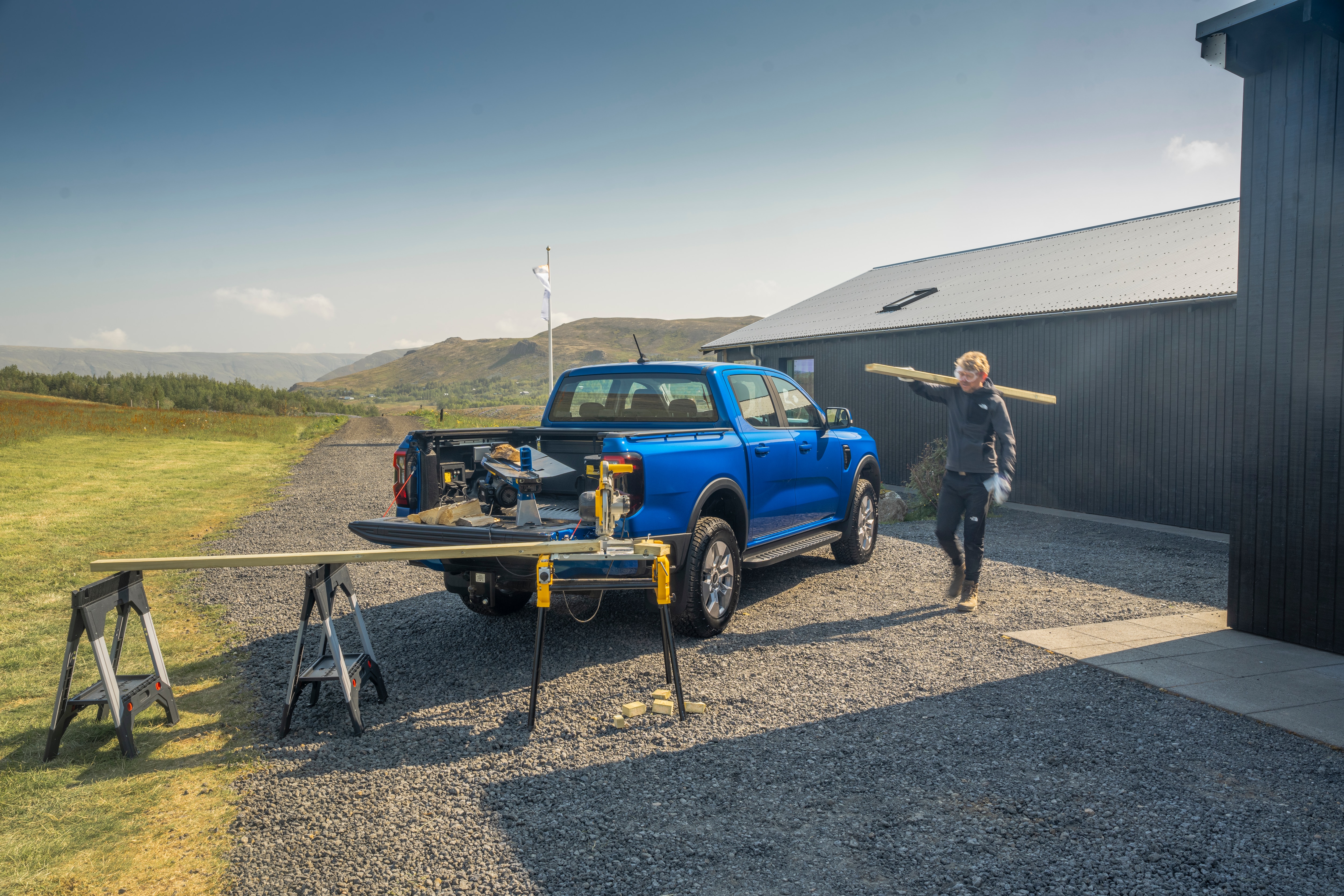 Ford Ranger PHEV Pro Power Onboard powers tools at a worksite. License valid for earned editorial, press releases, press kits. Region: Europe. This content is solely for editorial use and for providing individual users with information. Any storage in databases, or any distribution to third parties within the scope of commercial use, or for commercial use is permitted with written consent from Ford in Europe GmbH only.