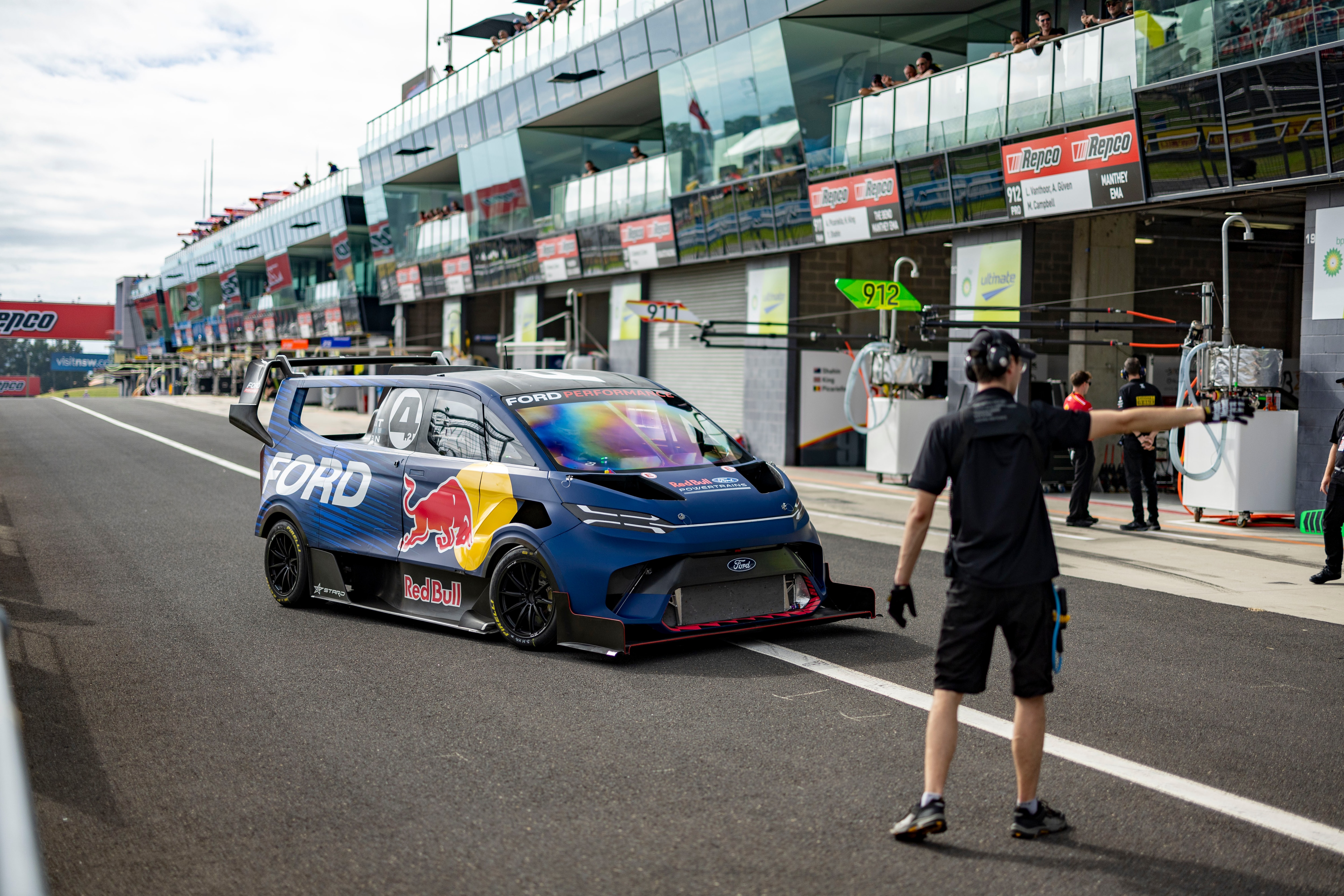 Ford SuperVan 4.2 will for the first time be joined by its four predecessors at the 2025 Goodwood Festival of Speed. License valid for earned editorial, press releases, press kits. All non-broadcast digital and online media Region: Global. This content is solely for editorial use and for providing individual users with information. Any storage in databases, or any distribution to third parties within the scope of commercial use, or for commercial use is permitted with written consent from Ford in Europe GmbH only.