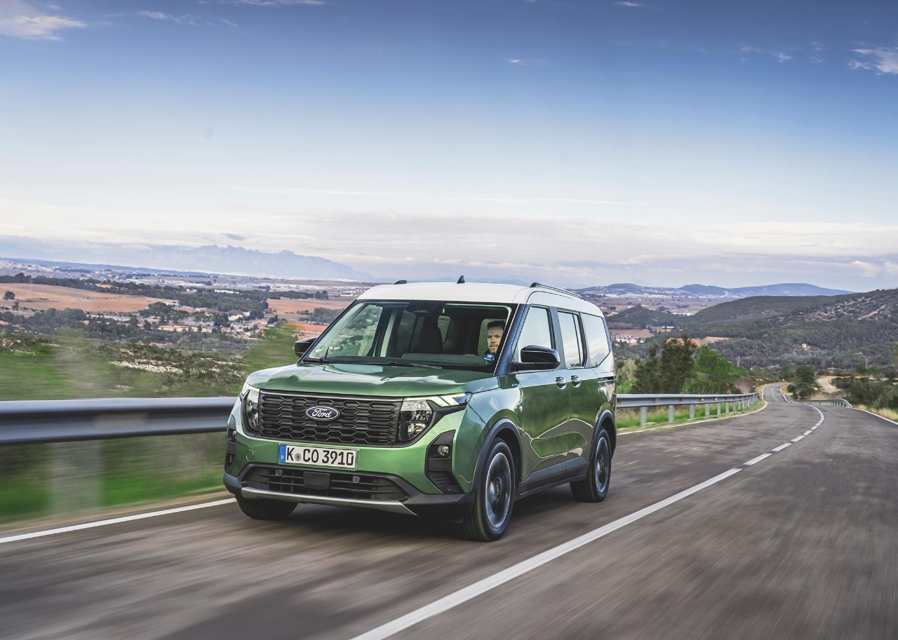 Tourneo Courier Active in Bursting Green on the road.  License valid until 15th May 2026 for earned editorial, press releases and press kits in Europe only. This content is solely for editorial use and for providing individual users with information. Any storage in databases, or any distribution to third parties within the scope of commercial use, or for commercial use is permitted with written consent from Ford in Europe GmbH only.