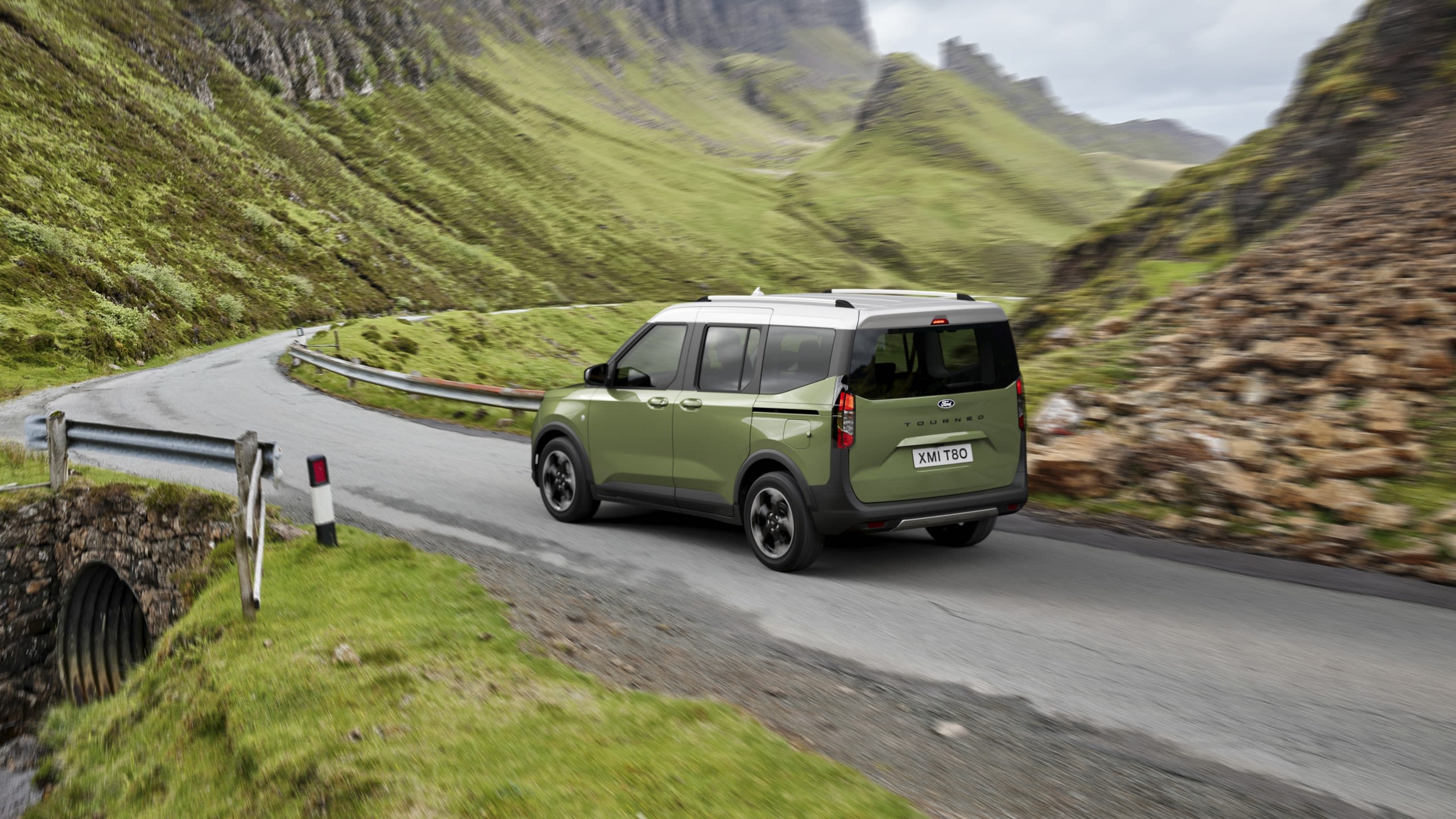 Transit Courier on country road. License valid until 15th May 2026 for earned editorial, press releases and press kits in Europe only. This content is solely for editorial use and for providing individual users with information. Any storage in databases, or any distribution to third parties within the scope of commercial use, or for commercial use is permitted with written consent from Ford in Europe GmbH only.