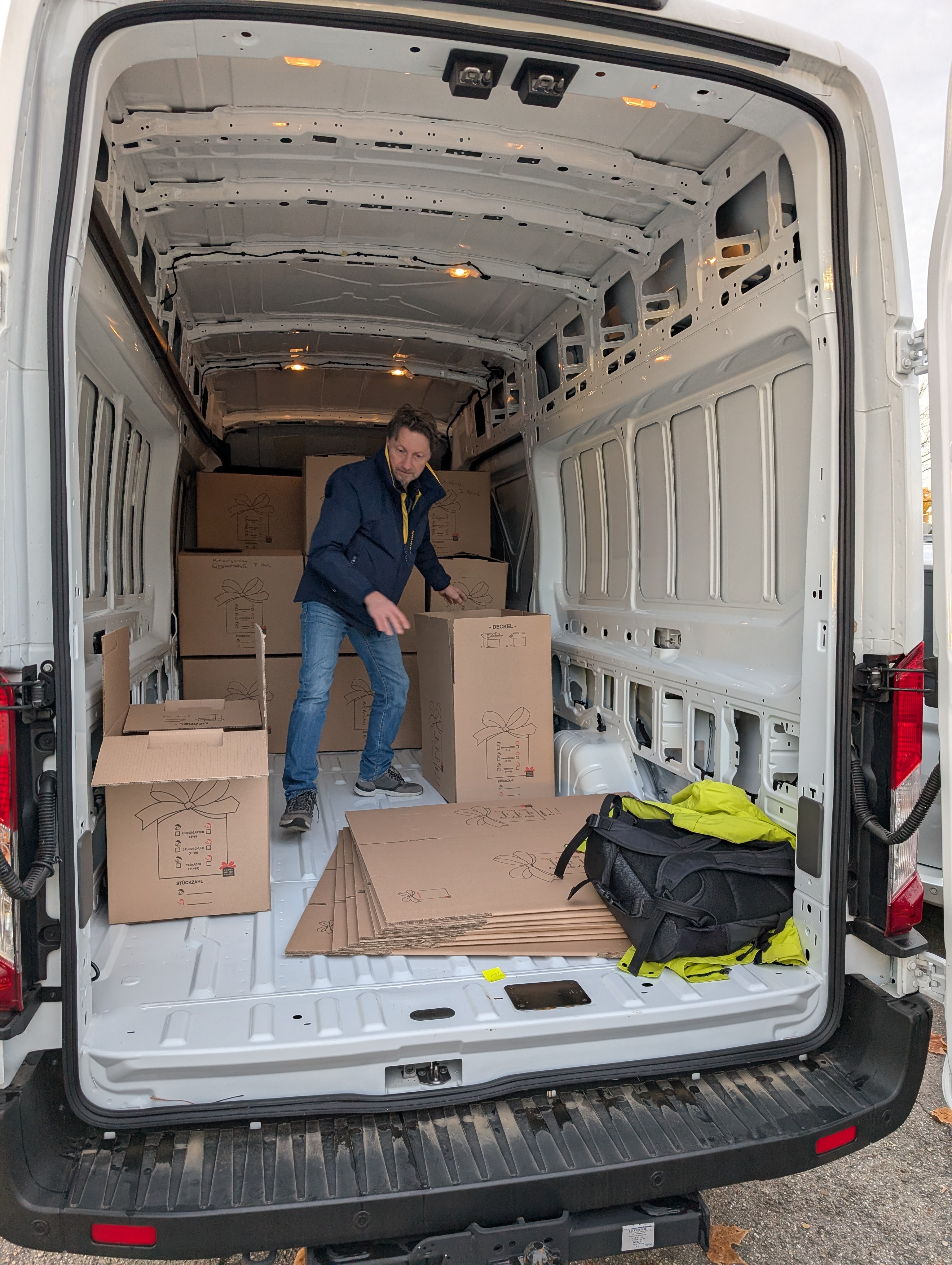 Ford volunteers loaded a Transit with 470 packages of presents destined for disadvantaged children as part of the Weihnachtspaeckchenkonvoi (Christmas package convoy) in 2025.