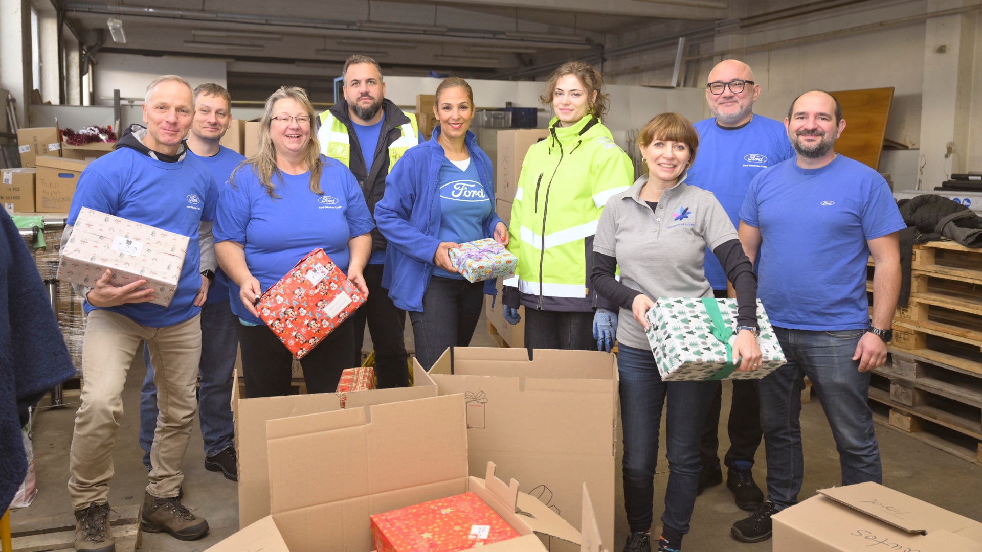 Ford volunteers loaded a Transit with 470 packages of presents destined for disadvantaged children as part of the Weihnachtspaeckchenkonvoi (Christmas package convoy) in 2025.
