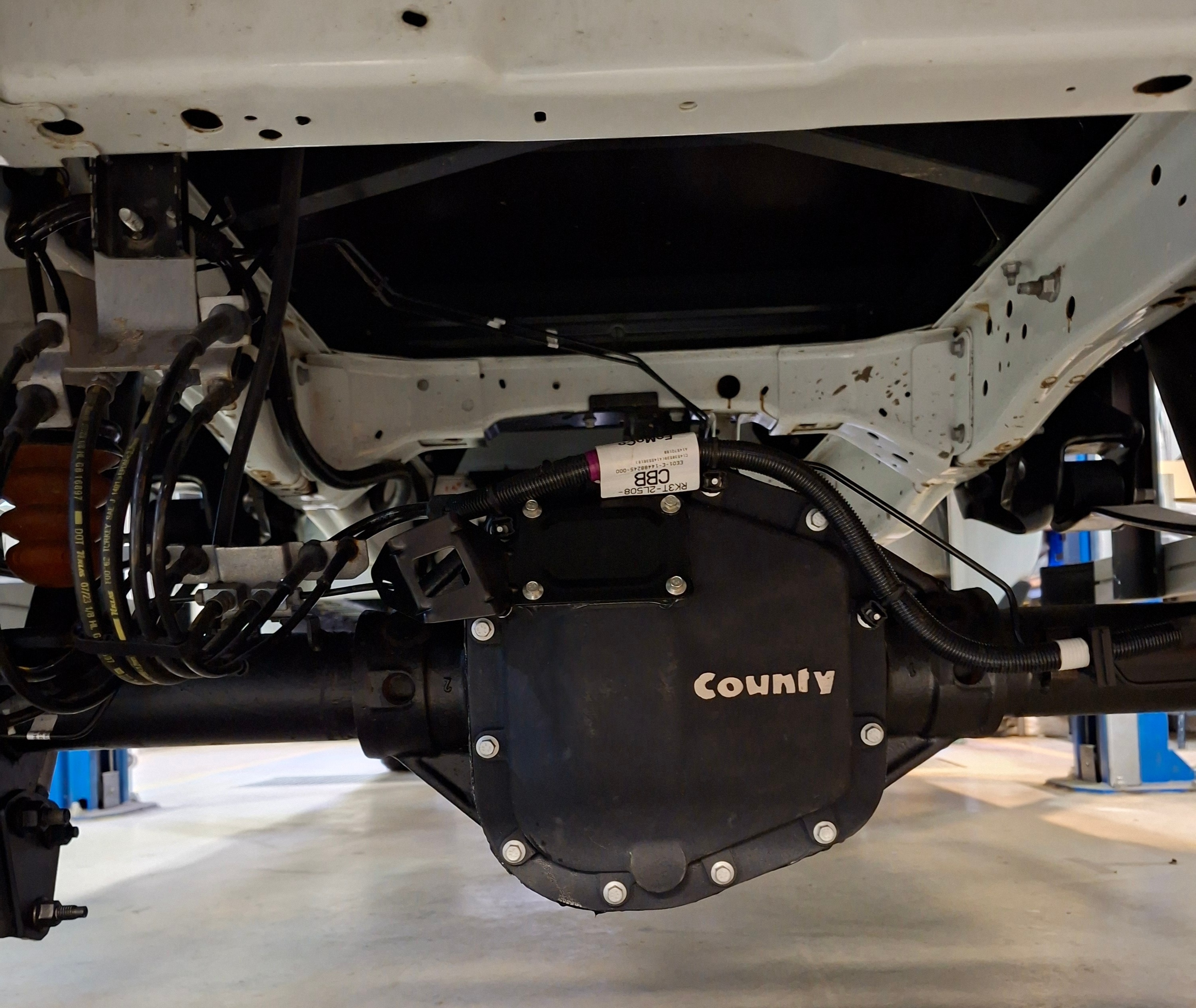 Off-road modified components underneath Maroc Challenge Transit