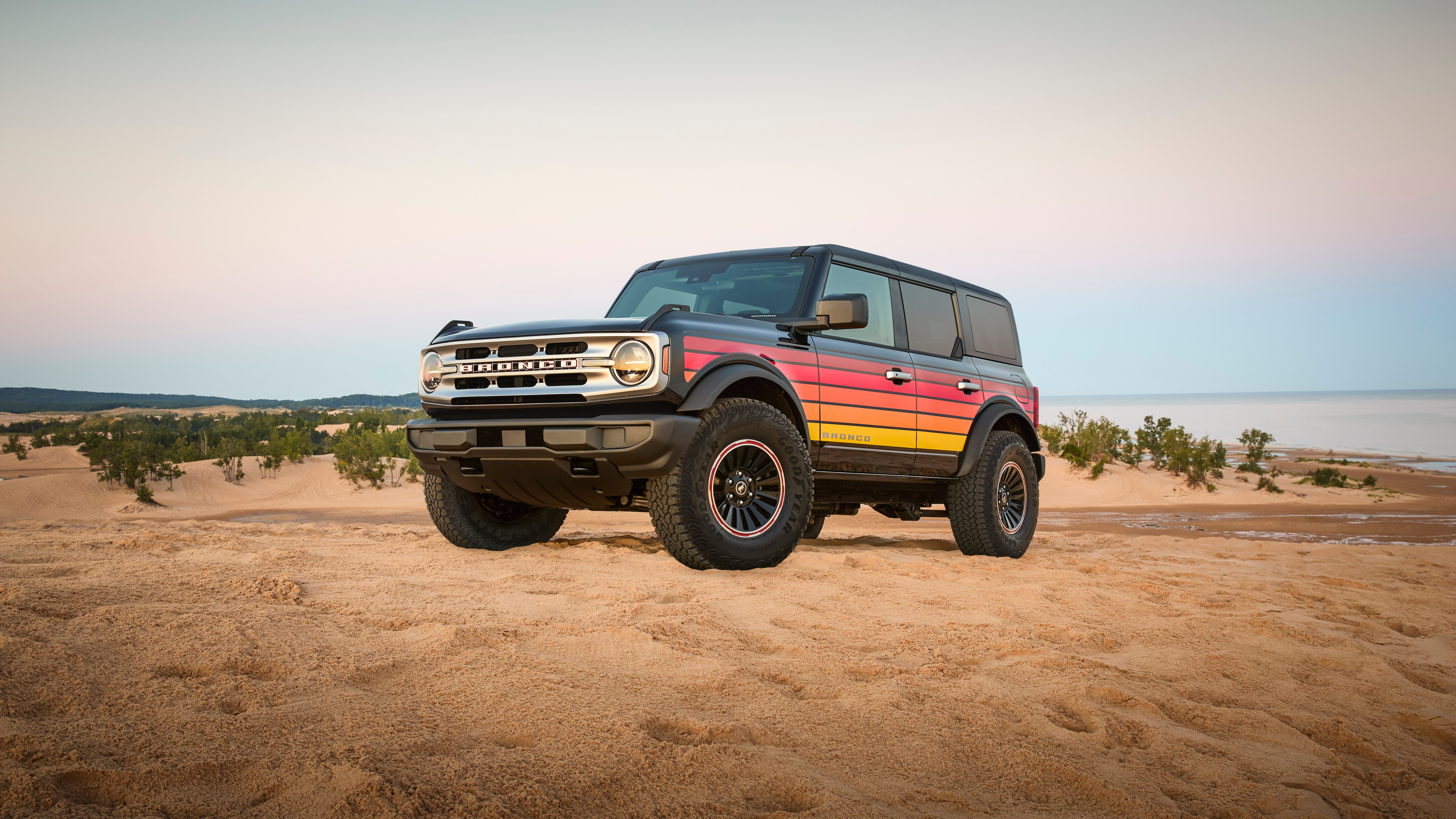 Preproduction 2025 Bronco Big Bend® with optional equipment, Free Wheeling Package, and simulated screen shown. Available Fall 2024.