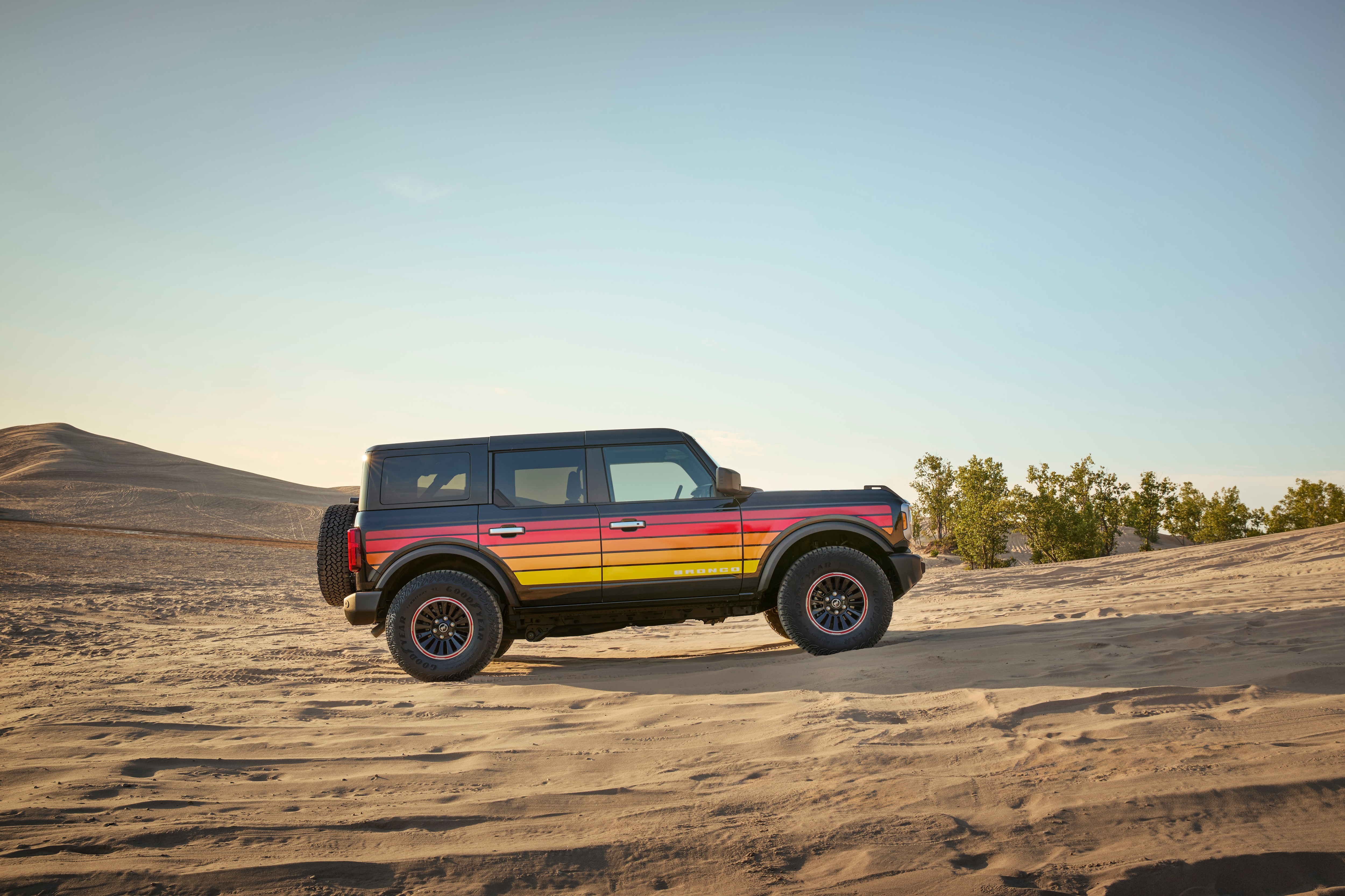Preproduction 2025 Bronco Big Bend® with optional equipment, Free Wheeling Package, and simulated screen shown. Available Fall 2024.