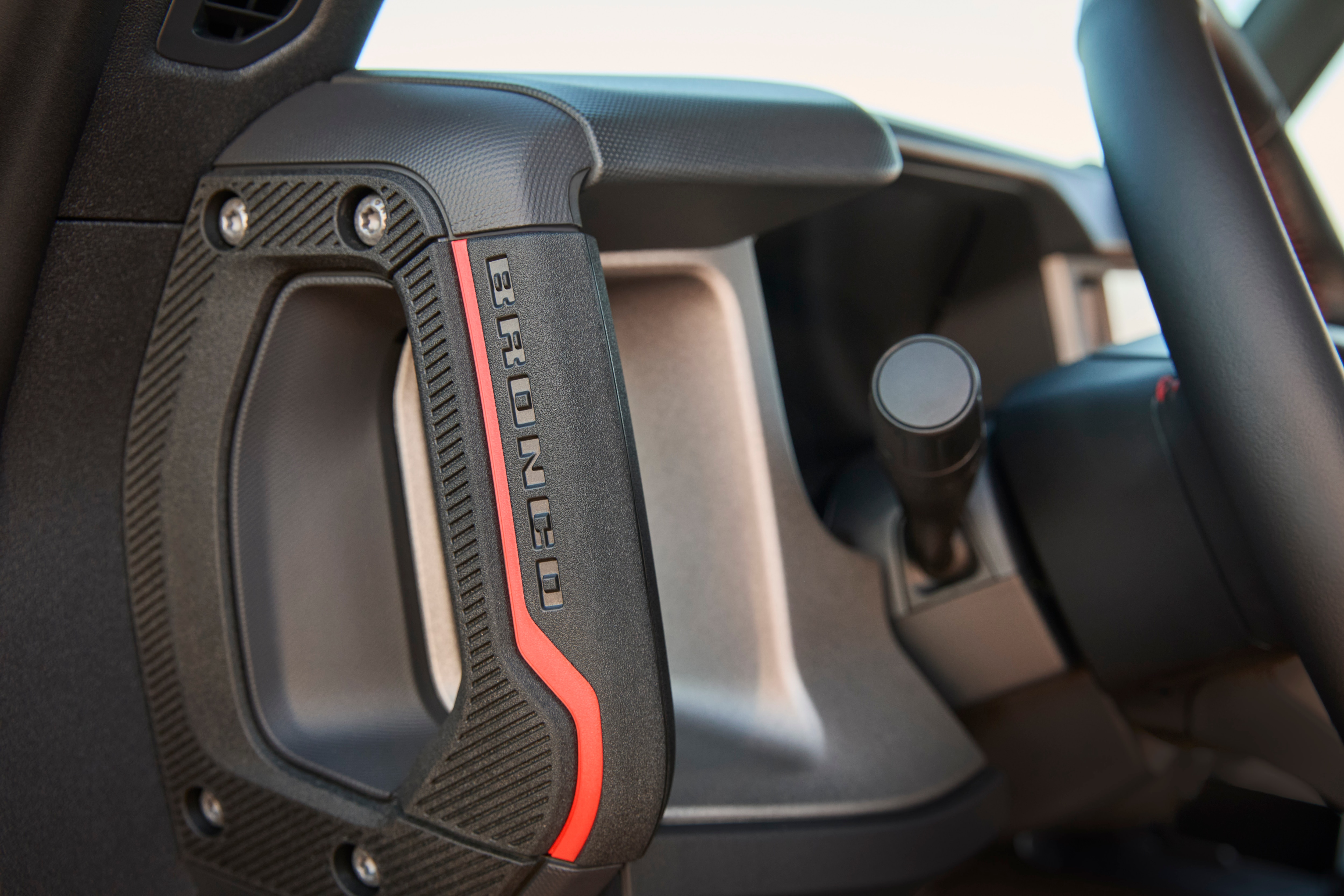 Preproduction 2025 Bronco Big Bend® with optional equipment, Free Wheeling Package, and simulated screen shown. Available Fall 2024.