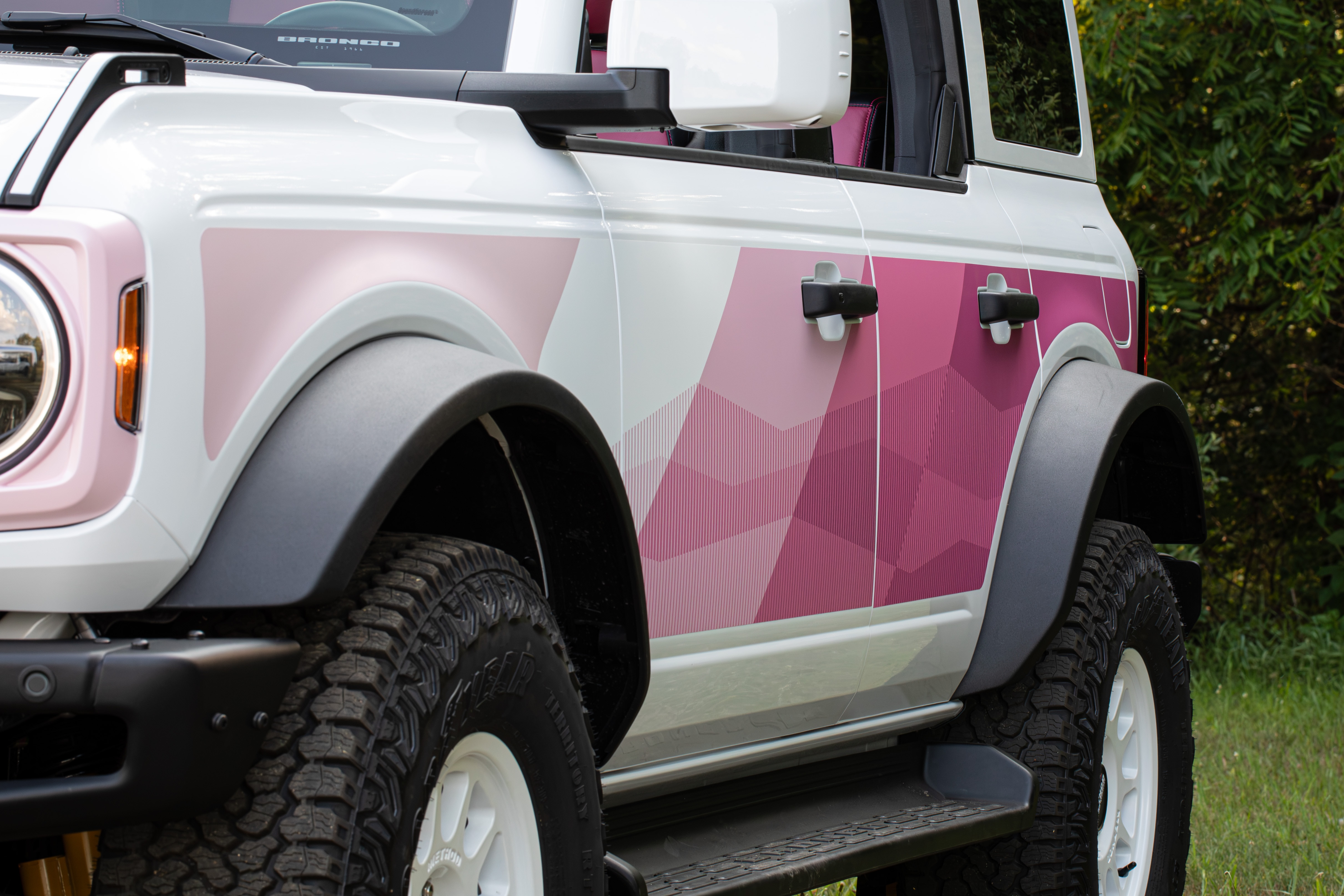 Optional bodyside graphics on the Ford Bronco Desert Rising Edition