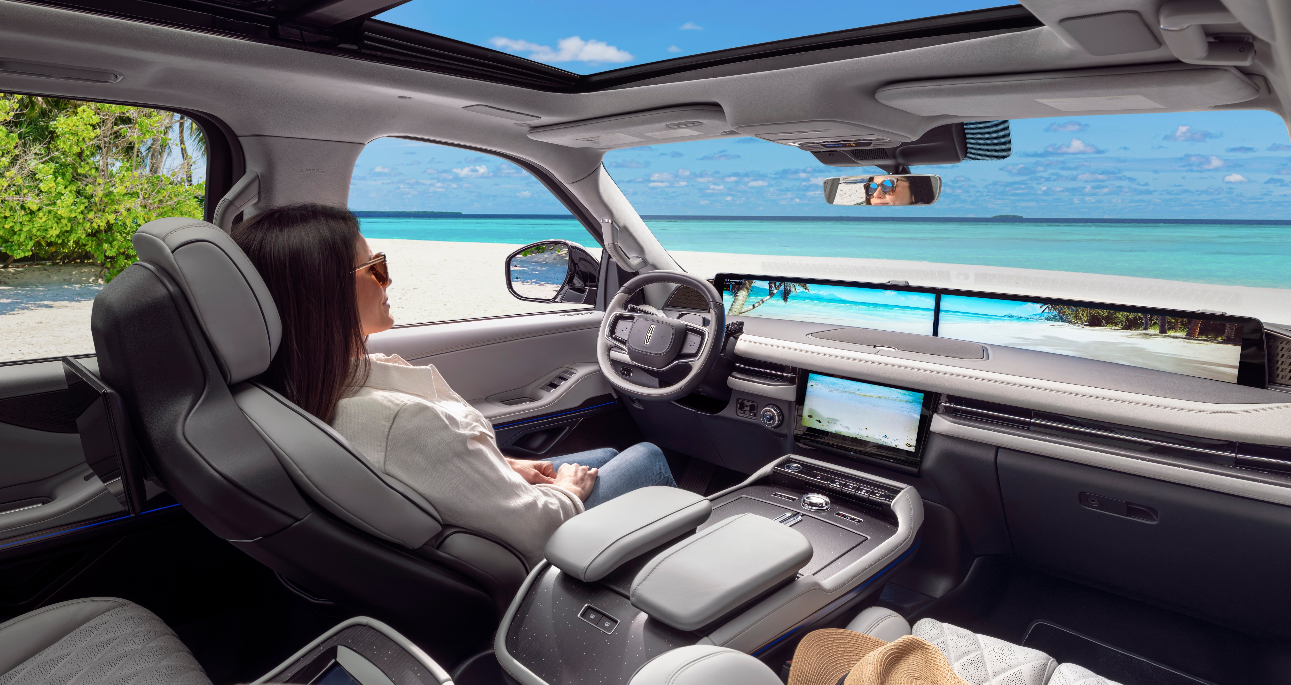 This new multi-sensory Tropical Paradise theme adds underwater and beach wave soundscapes for an immersive, luxury retreat that transports the driver to a serene tropical setting.