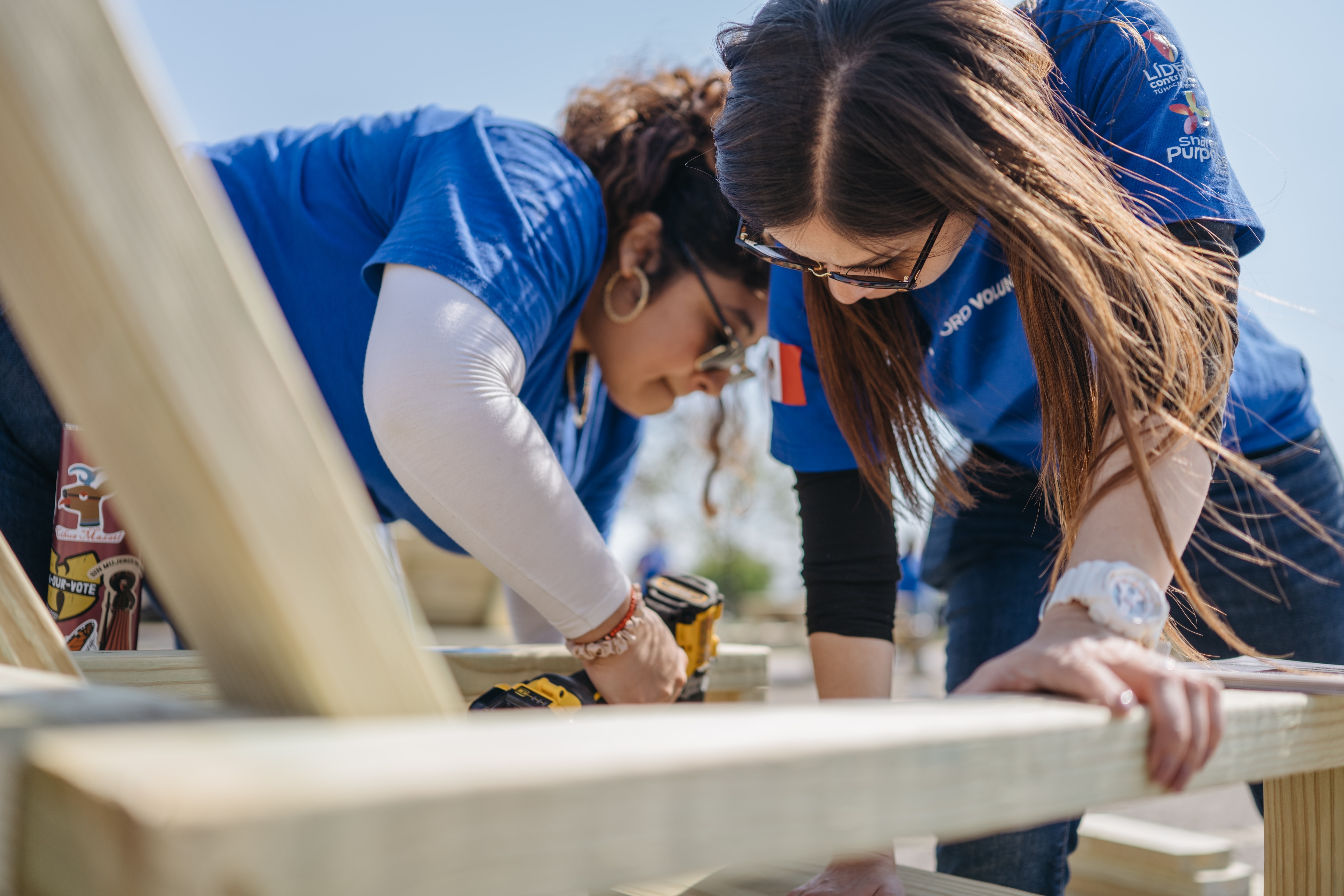 From an urban farm in Detroit to an engine manufacturing facility in South Africa, Ford employees around the world are rolling up their sleeves and giving back. 