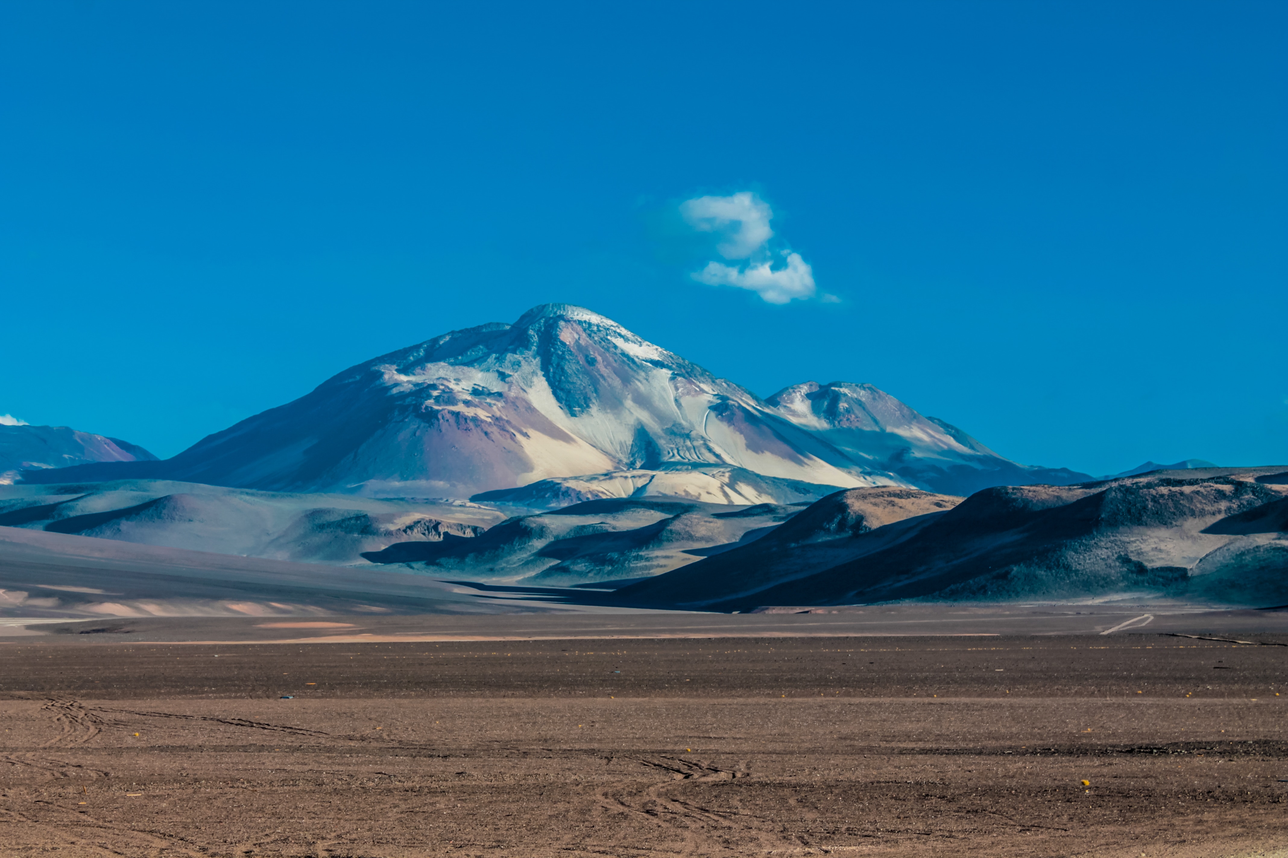 The thin air, freezing temperatures, and relentless winds of Ojos del Salado will test every ounce of the marathoners’ strength and resolve as they push themselves to complete 42.2 km at a staggering altitude, with just 44% of the oxygen available at the summit compared with sea level.