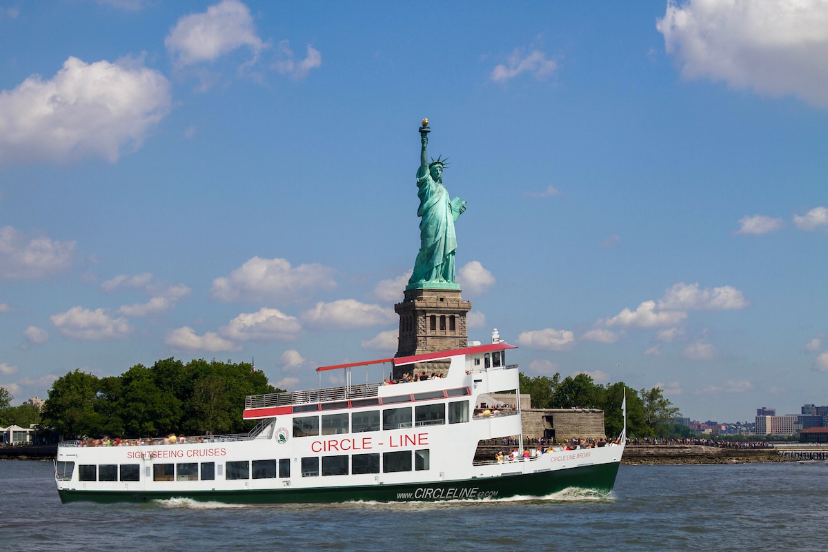Circle Line boat tours in Manhattan.