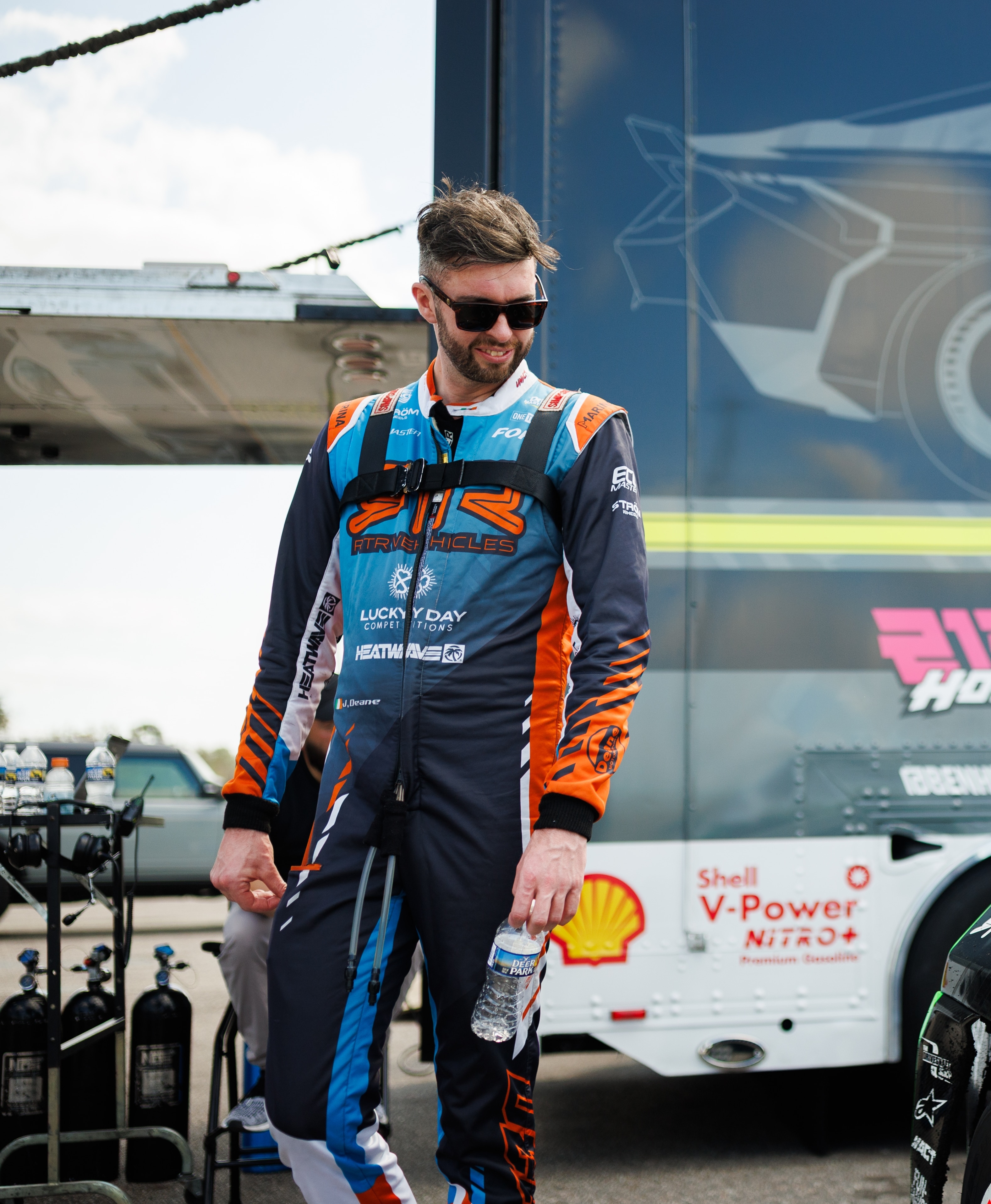 As we roar into the 2026 season, Deane isn’t merely defending a title — he’s standing on the precipice of a feat that seems nearly impossible. 